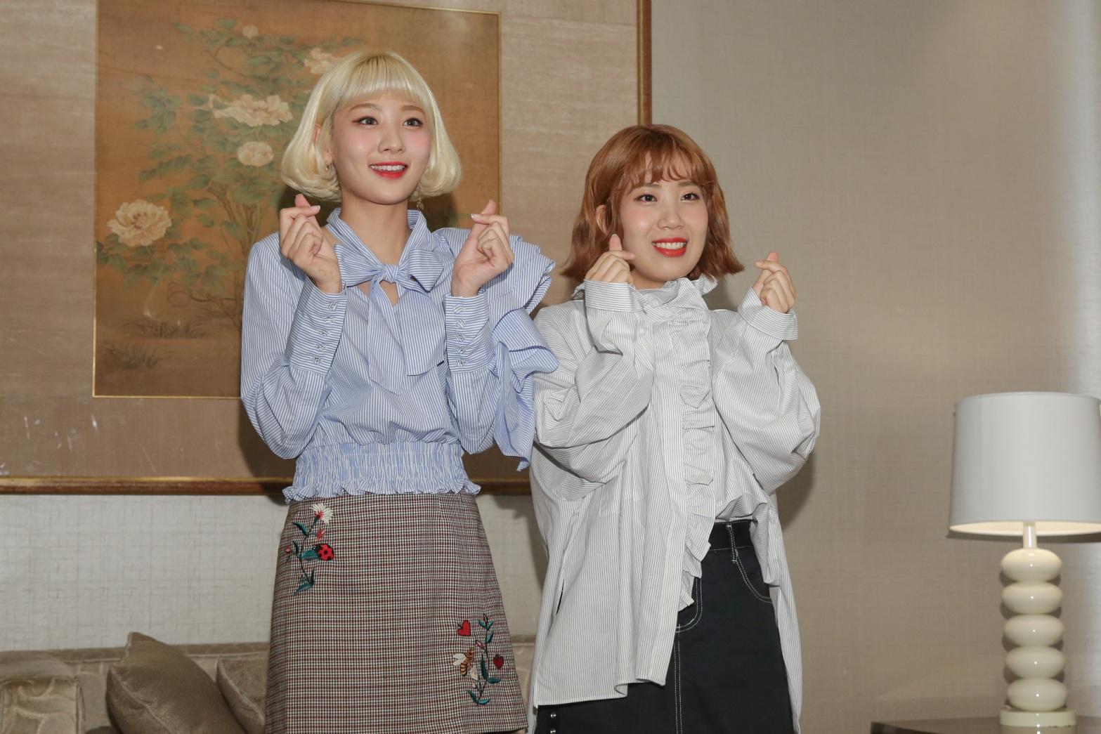 臉紅的思春期成員安智煐（左）與禹智潤首次海外開演唱會，很開心和台灣粉絲見面。