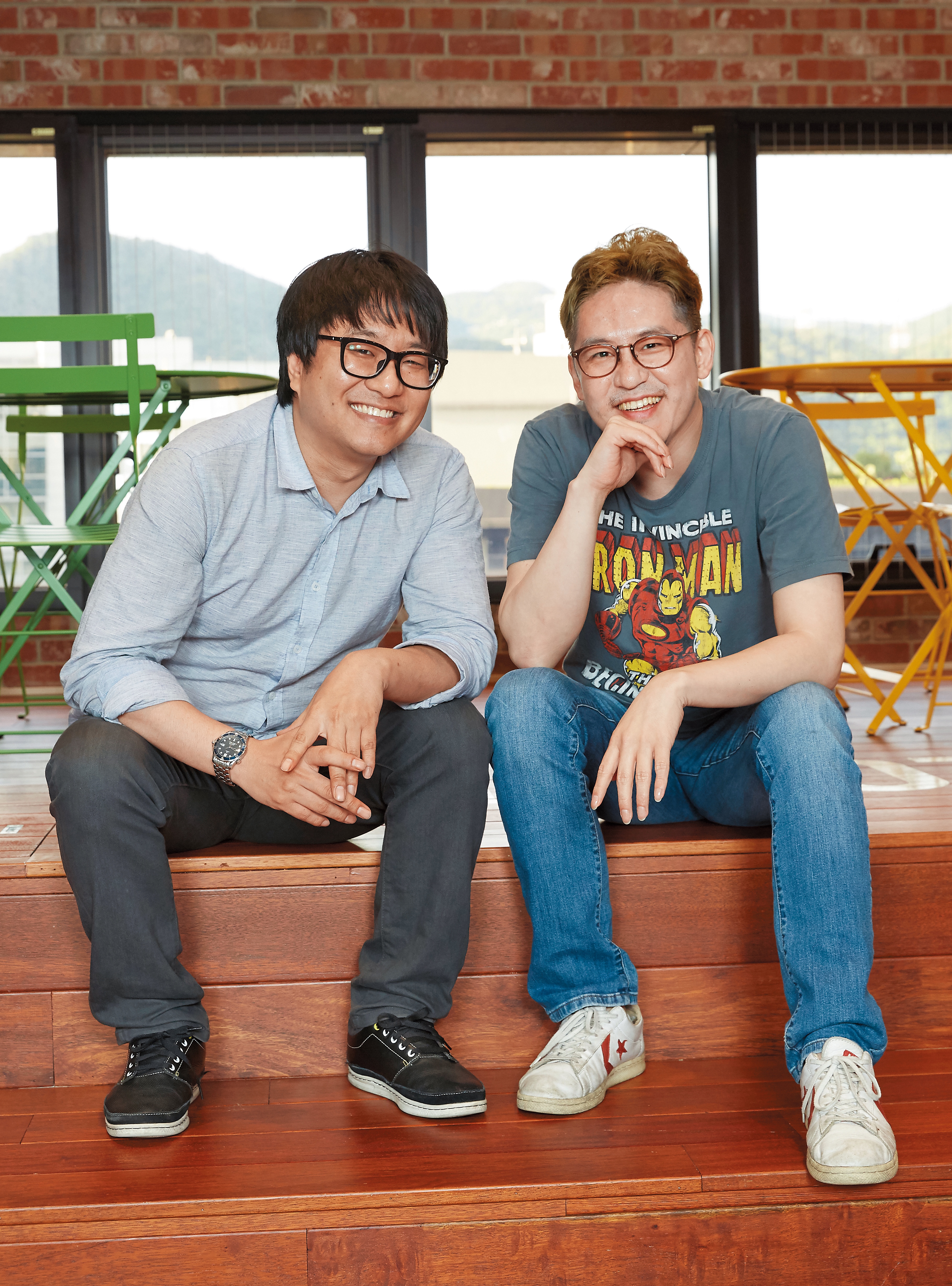 Webtoon創始人兼首席執行長金俊九(右)與《禁日》漫畫家裵真秀,接受本刊專訪暢談行動漫畫的流行現況。