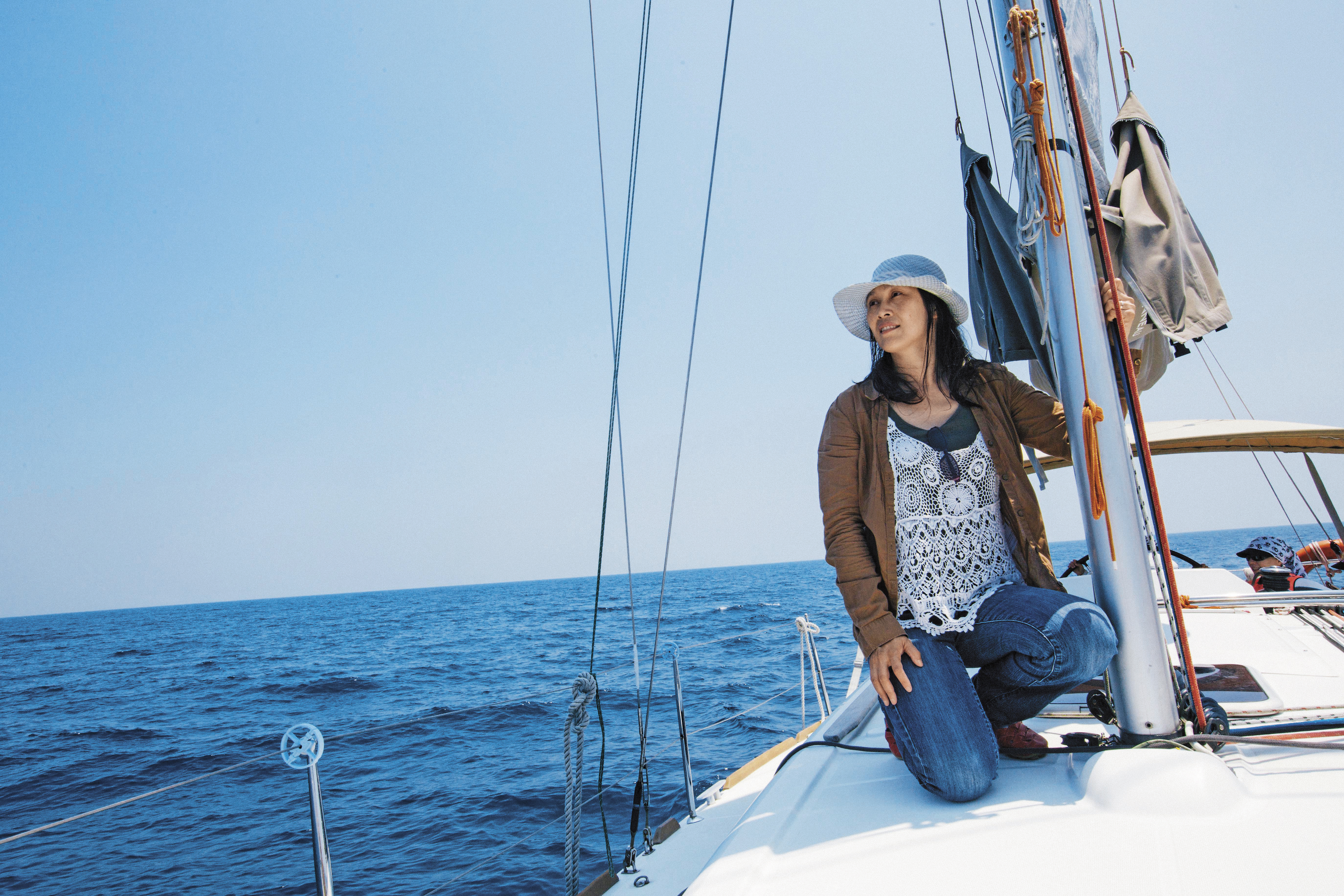 葉麗萍和丈夫賣船上岸，3年多來不曾航海，這天她搭乘友人帆船，繞行龜山島1周。