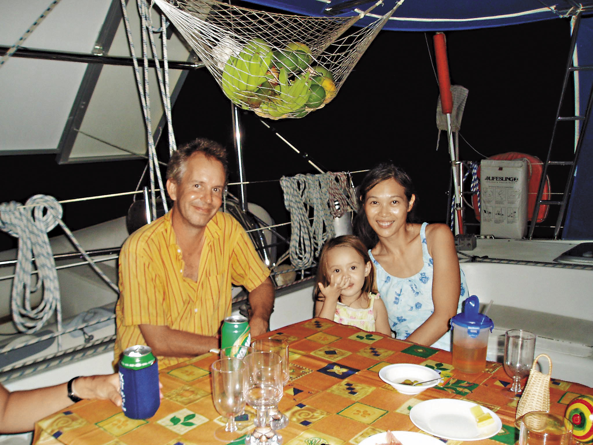 葉麗萍（右）說：「我們吃睡在船上，不用旅館費和交通費，比在陸地旅行便宜很多，只要花修船費，1個月大概新台幣3萬元。」（葉麗萍提供）