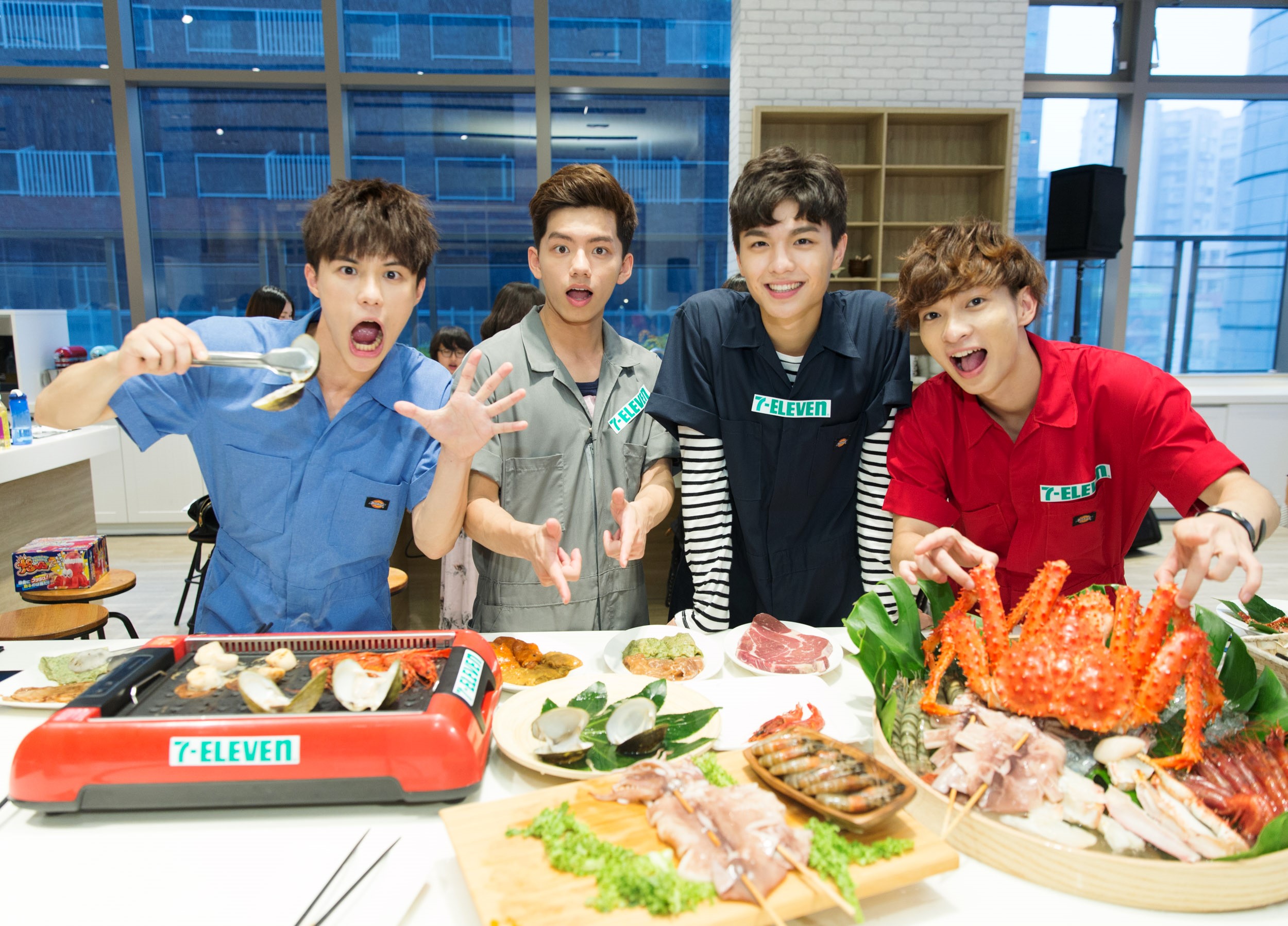 noovy與滿桌好料合照，口水快流出來了。（左起JK、Mark、Hank與Shawn）