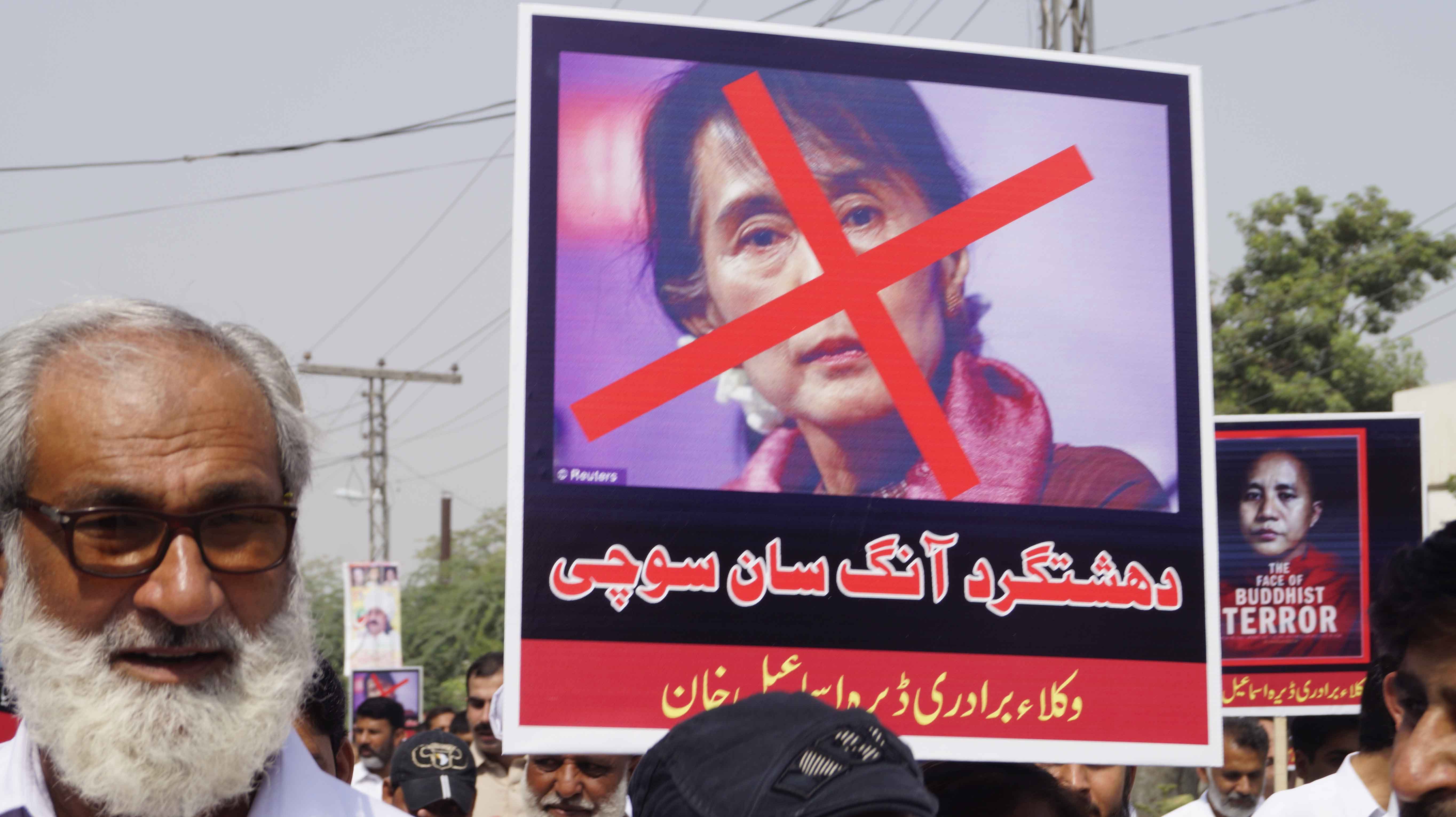 羅興亞人慘遭濫殺，多國民眾示威譴責緬甸領導人翁山蘇姬。圖為巴基斯坦街頭遊行。（東方IC）