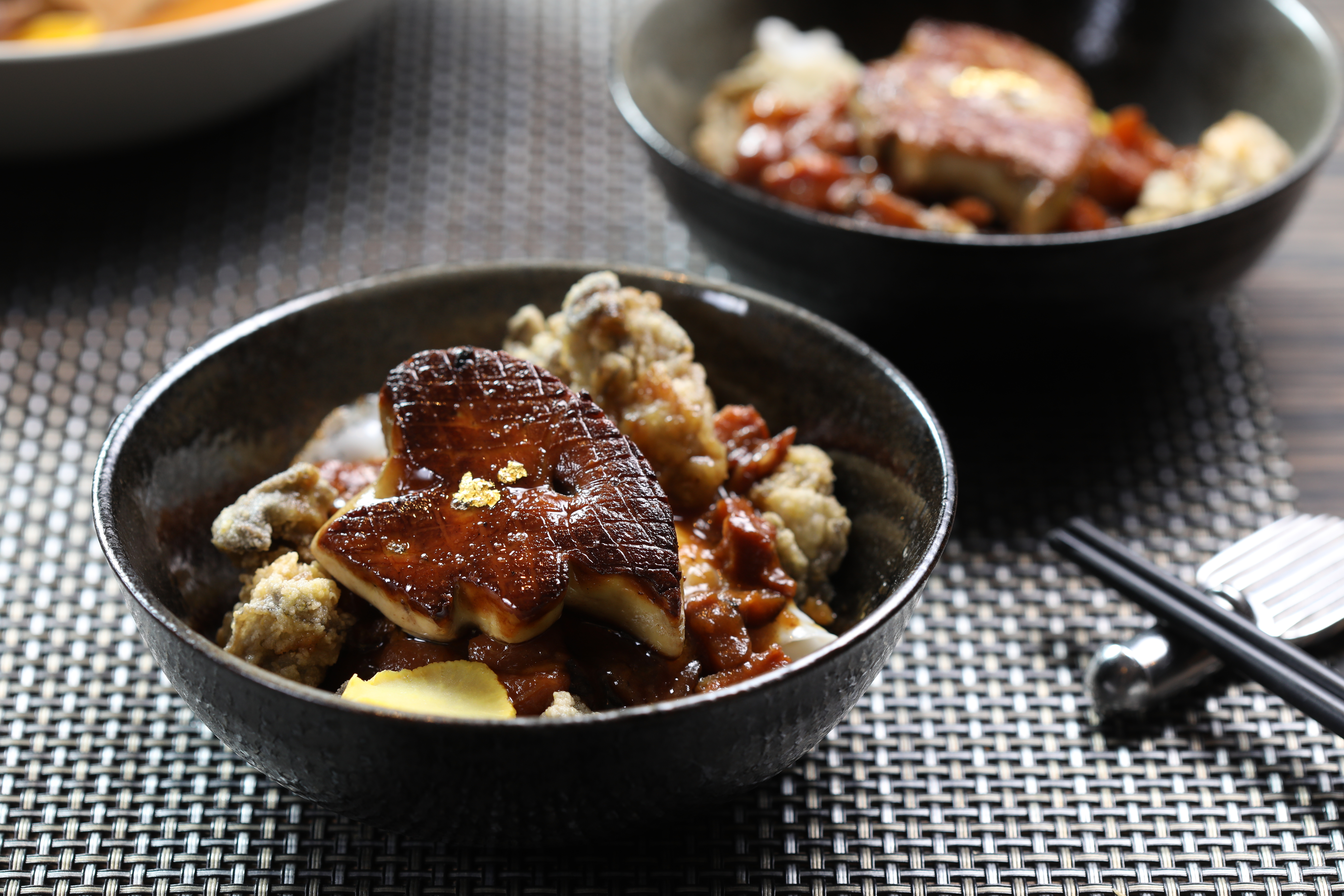 「鴨肝蚵仔酥滷肉飯」是饕客們必指定的一道菜，豐盛黏口根本是膽固醇疊疊樂。