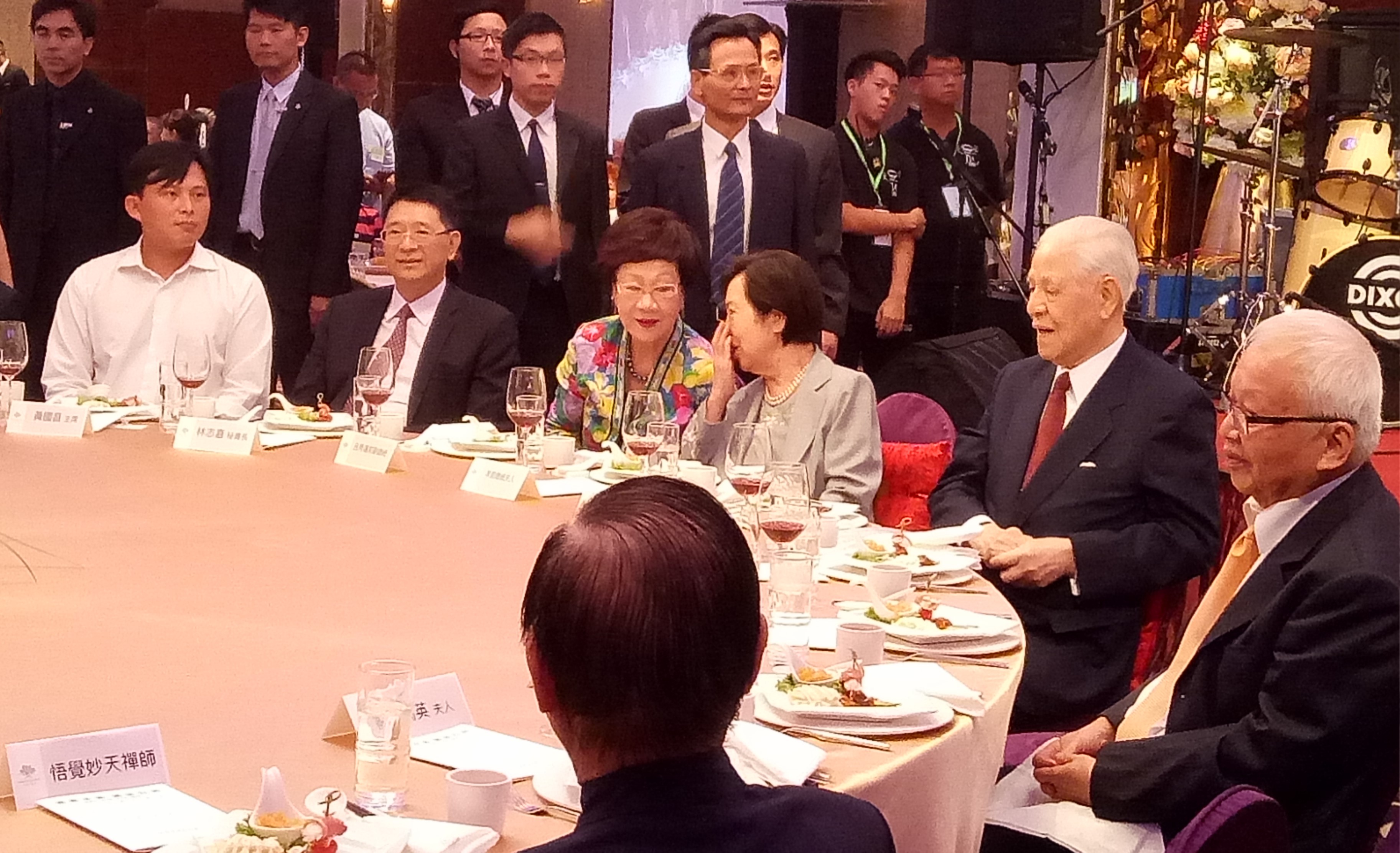 前總統李登輝(左2)今晚出席李登輝基金會募款餐會。