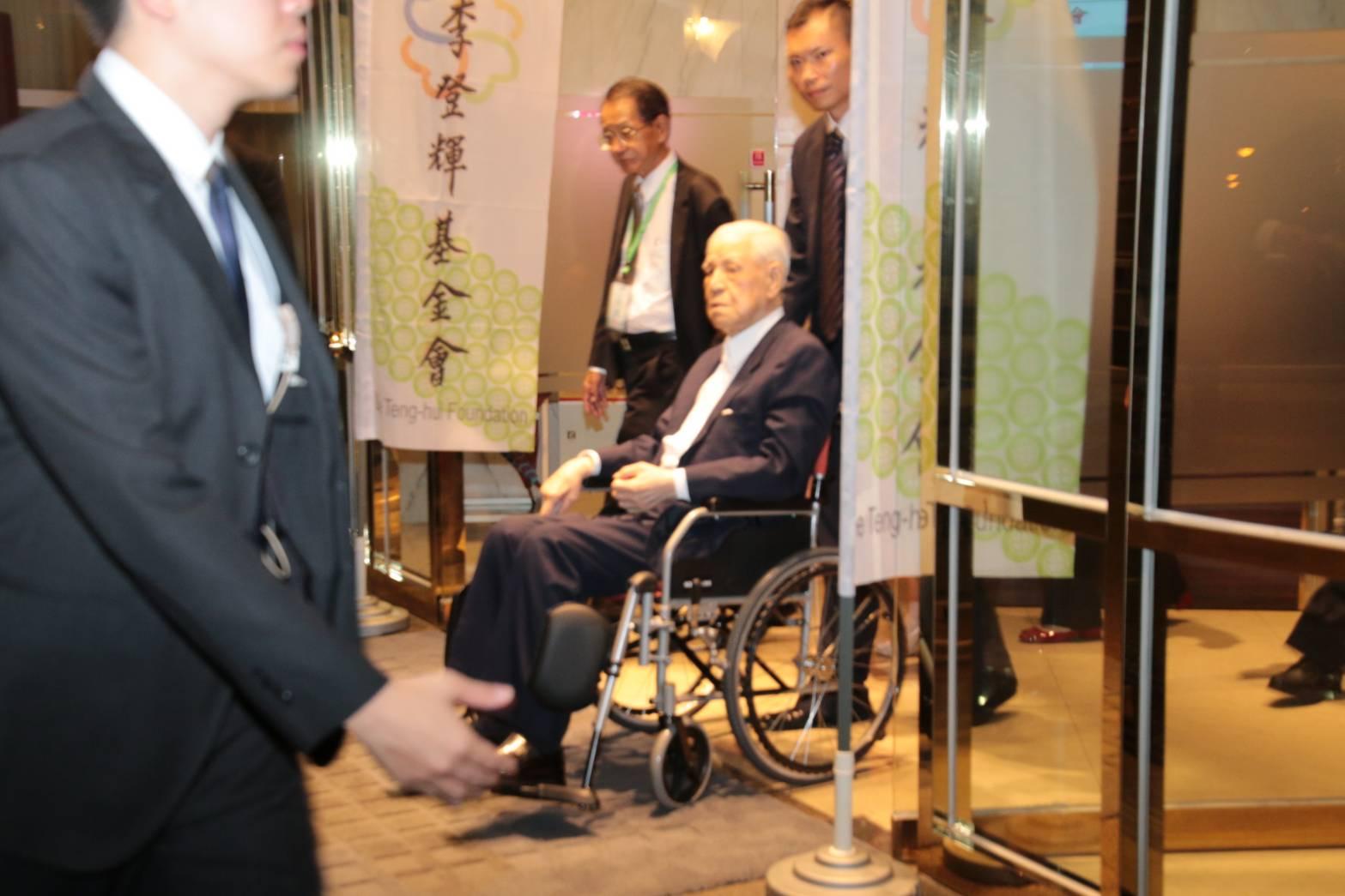 前總統李登輝今晚坐著輪椅離開募款餐會會場。