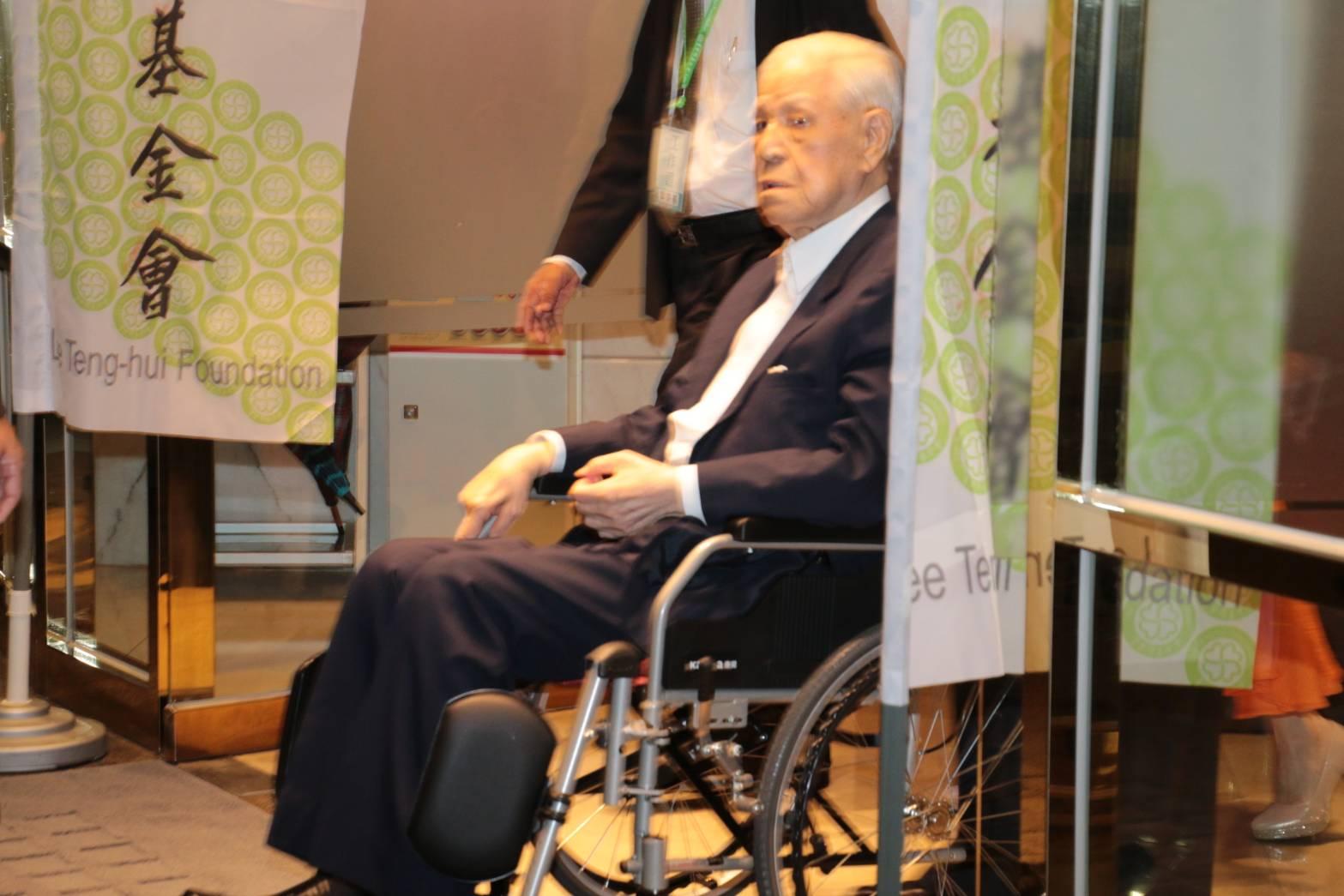 前總統李登輝晚間太勞累,坐輪椅離開。