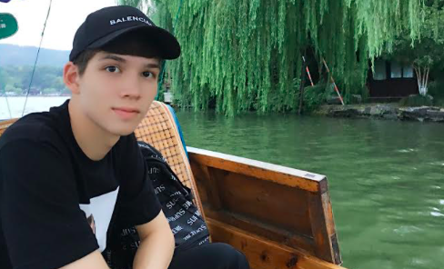 小派遊西湖，並非常興奮分享所見所聞給媽媽。