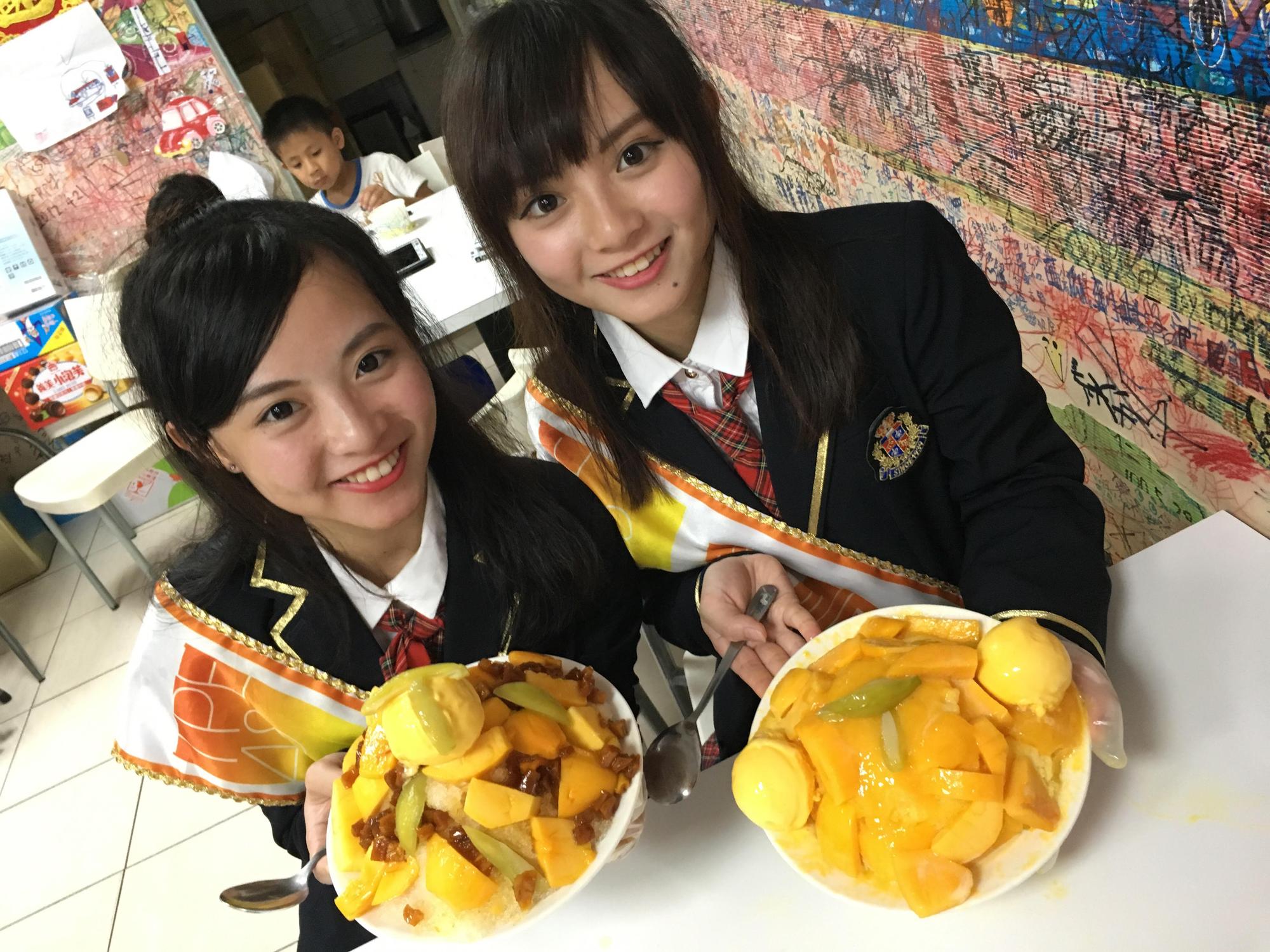 由於TPE48的代表顏色是芒果色,所以雙胞胎姊妹到處尋找芒果園。