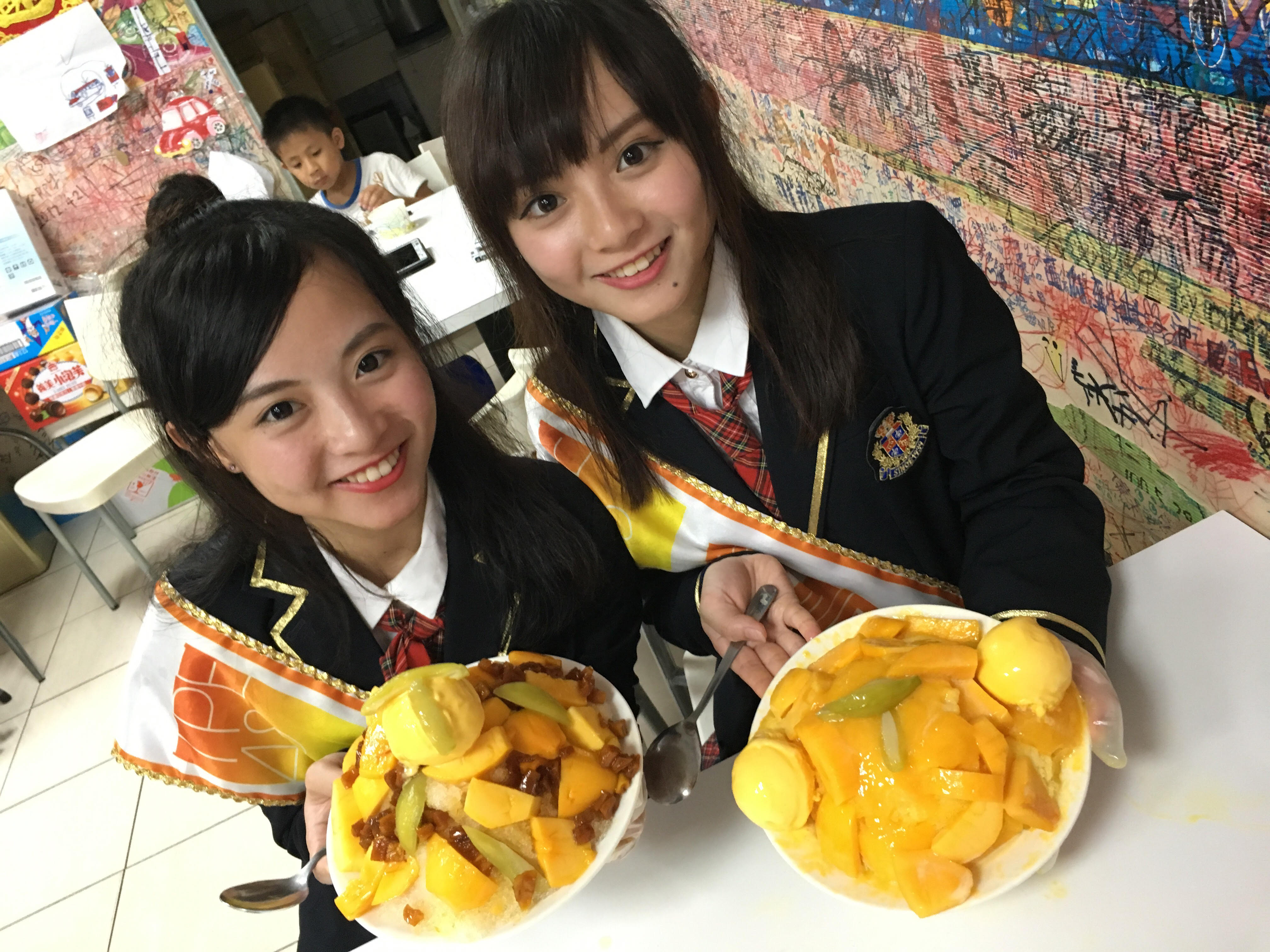 由於TPE48的代表顏色是芒果色，所以雙胞胎姊妹到處尋找芒果園。