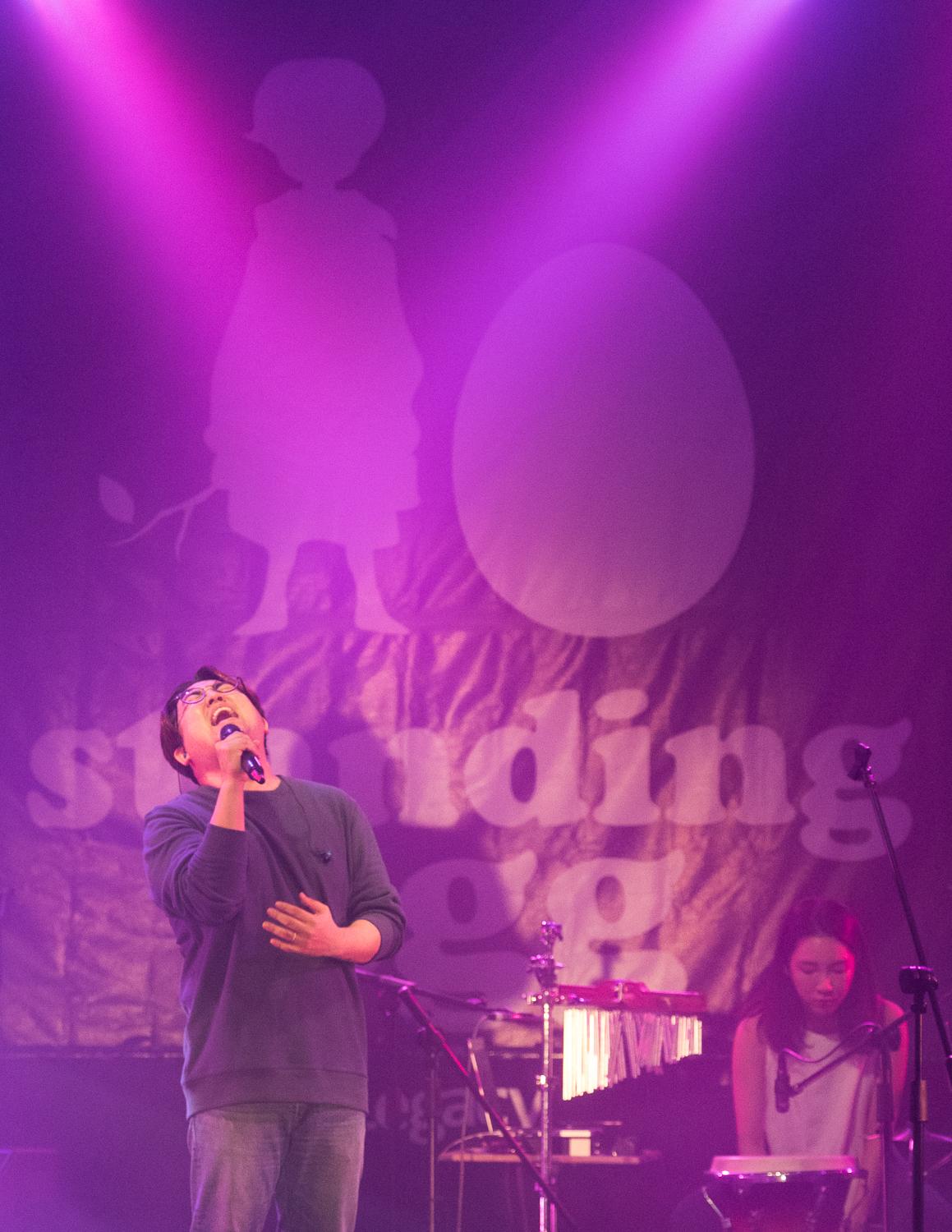 Standing Egg主唱Egg2號最後唱〈老歌〉時不但放下麥克風清唱,還拉超長音來感謝粉絲支持。