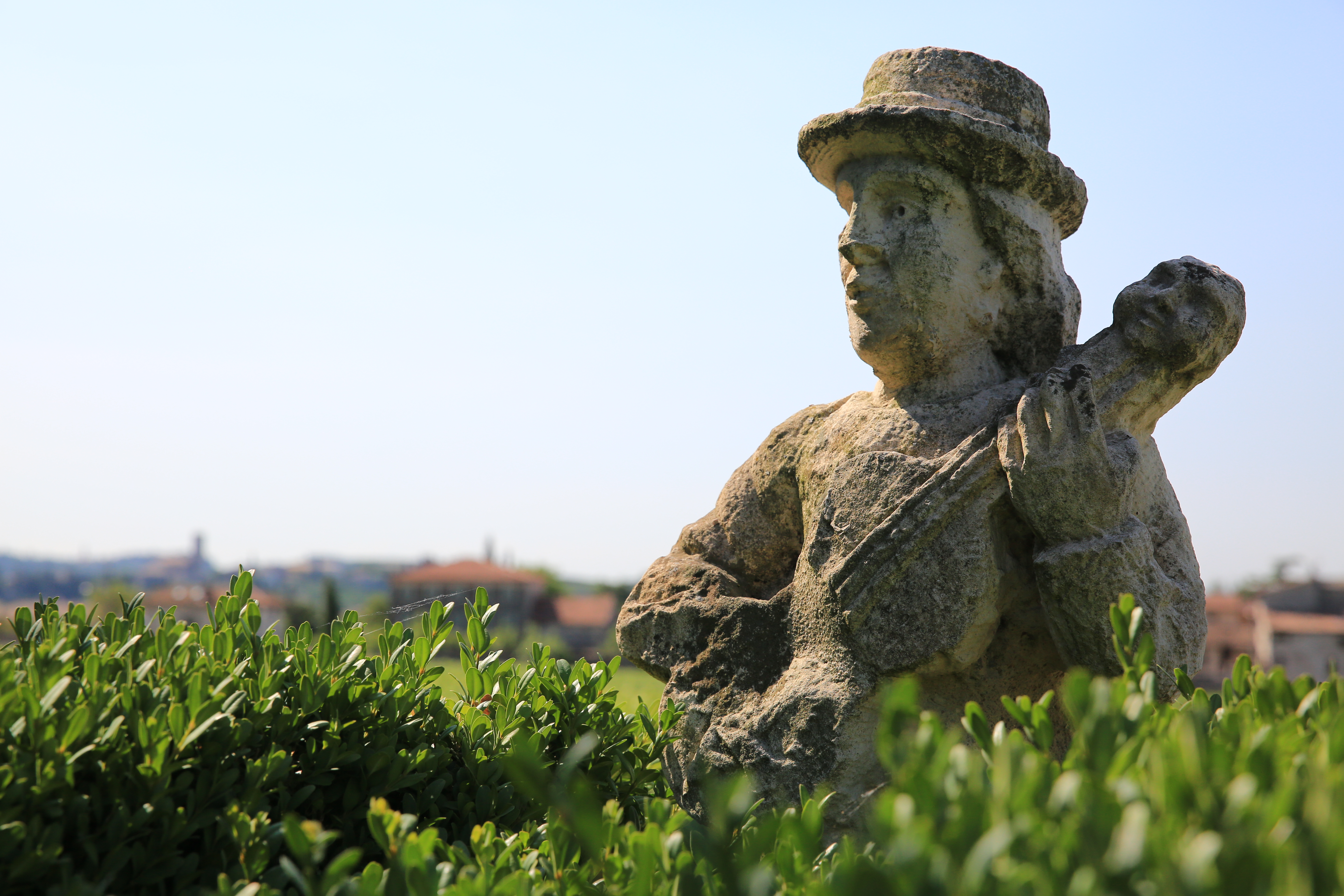 在但丁莊園中，可見義大利花園雕塑人像的特色，身後就是葡萄園。