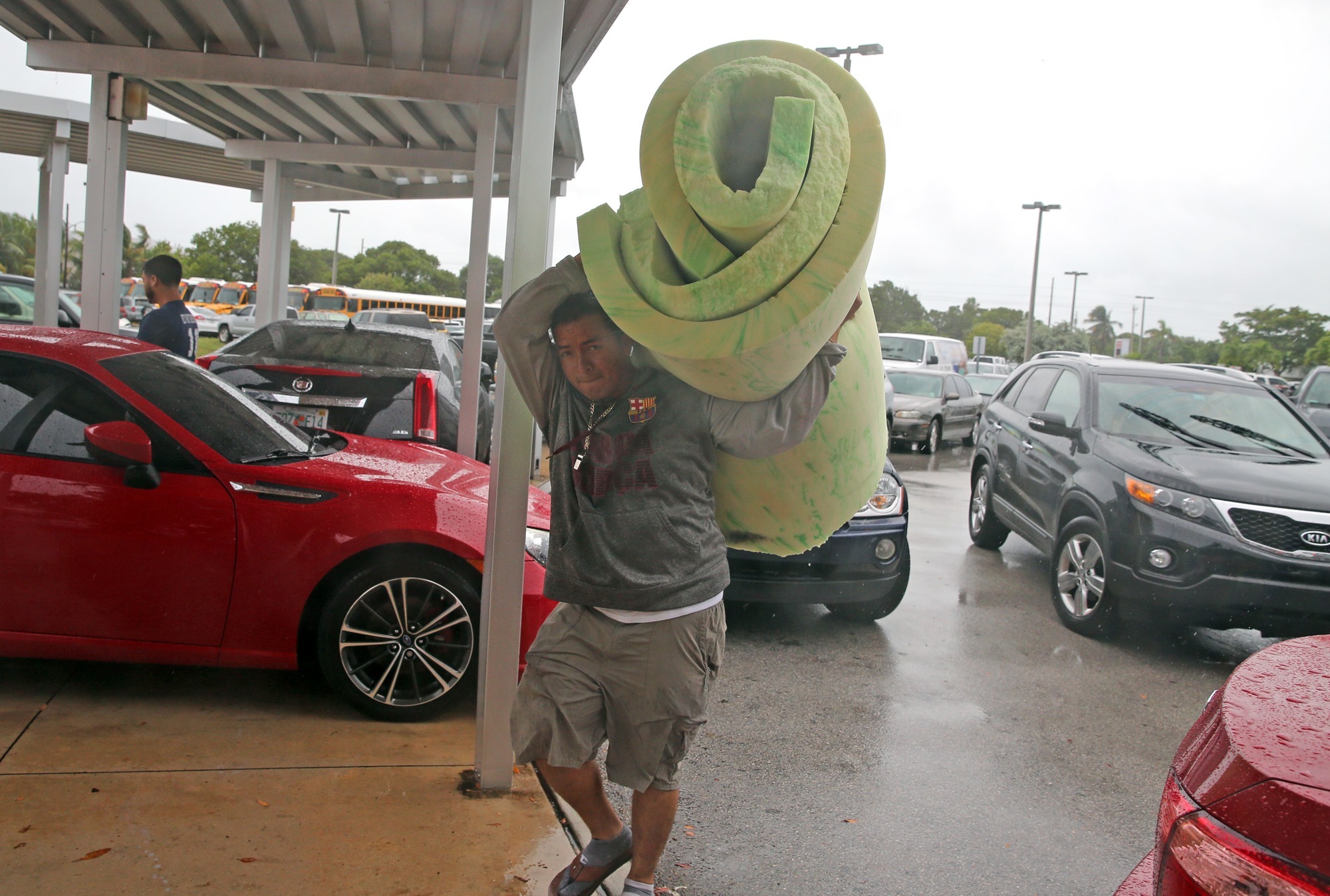 2017年9月9月，艾瑪颶風逼近美國佛州基韋斯特（Key West），居民至當地中學臨時風災中心避難。（東方IC）