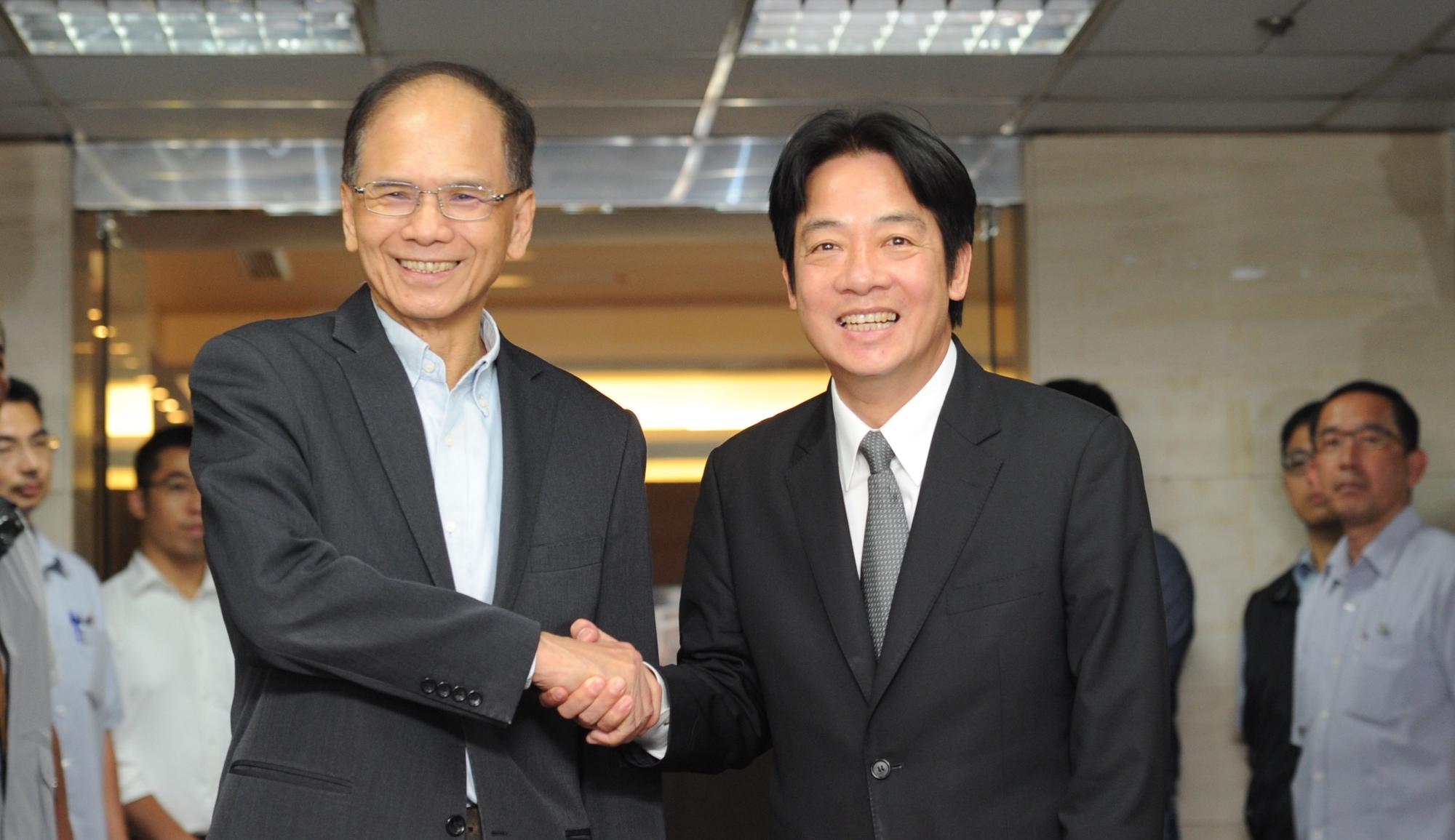 新任行政院長賴清德趁著週日進行請益之旅,拜訪前行政院長游錫堃。(行政院提供)