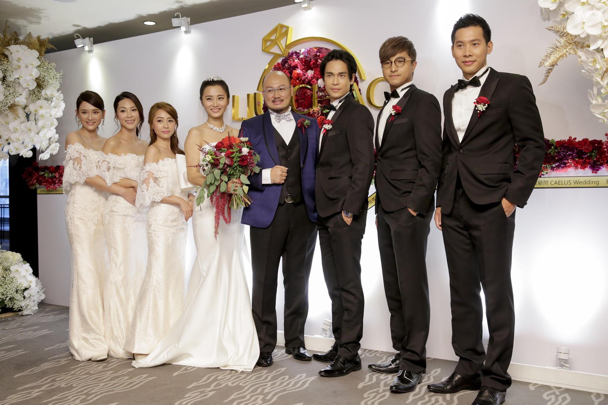 趙小僑與交往6年的劉亮佐結婚，伴郎伴娘一字排開。