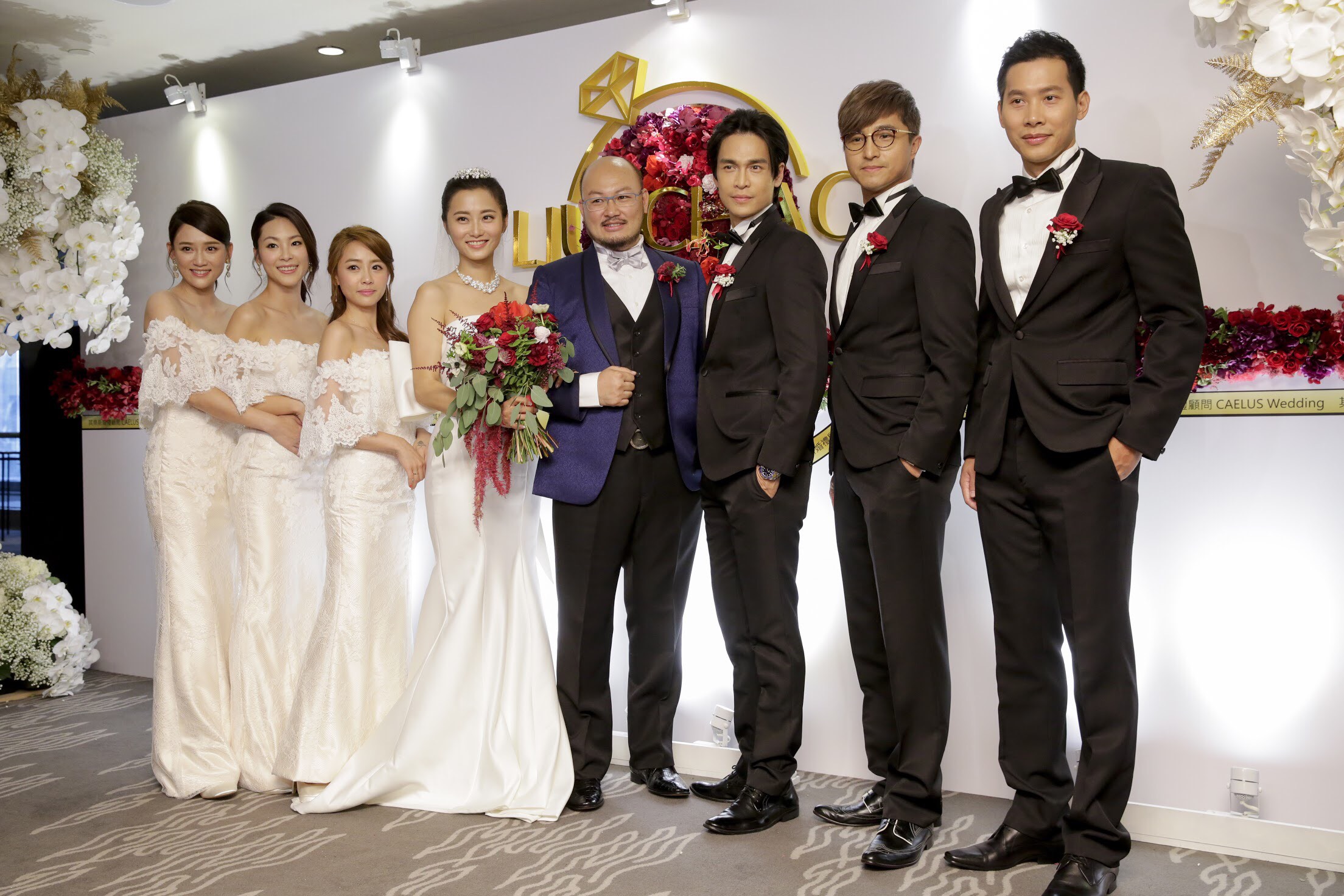 趙小僑與交往6年的劉亮佐結婚，伴郎伴娘一字排開。