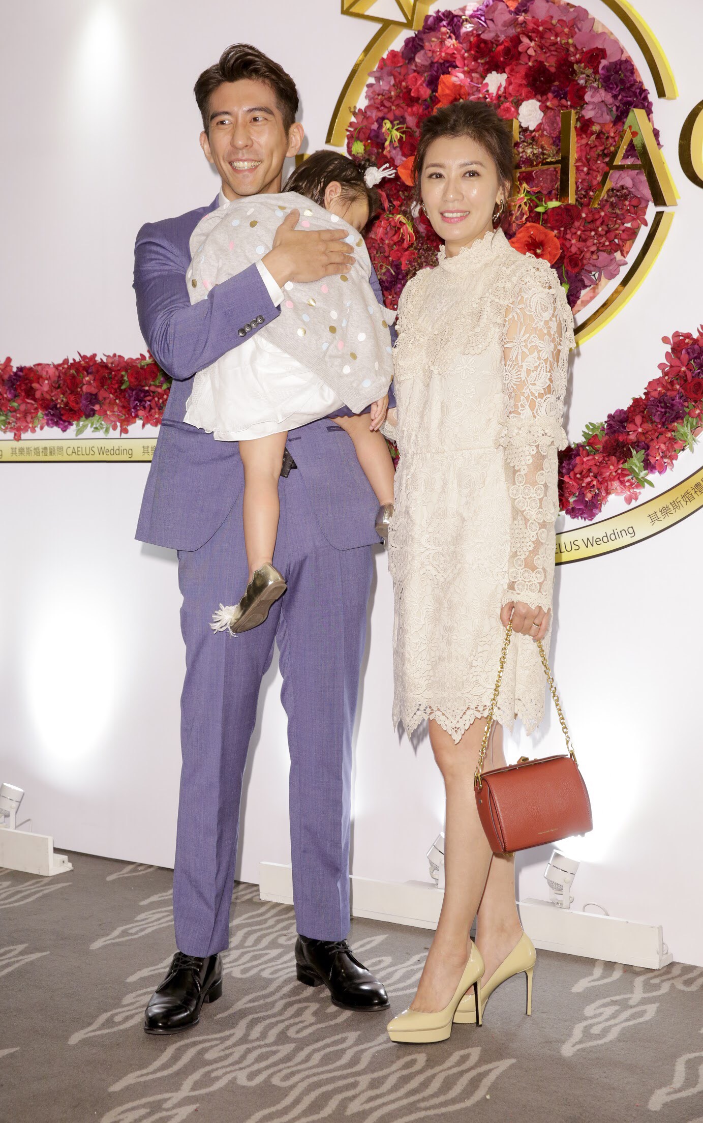 咘咘出席時因睡著,賈靜雯與修杰楷皆護著女兒。