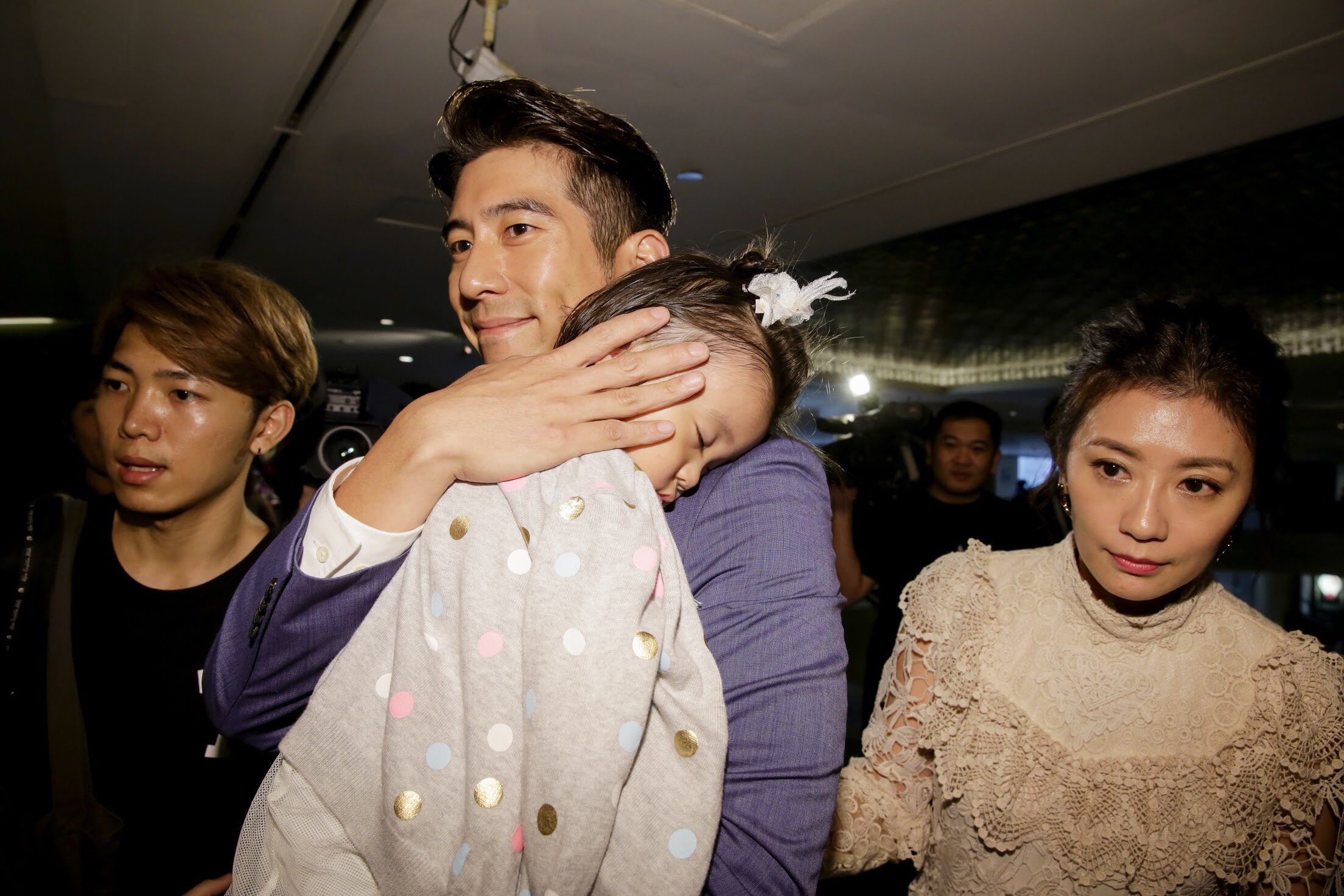 賈靜雯與修杰楷帶著女兒咘咘出席婚宴。