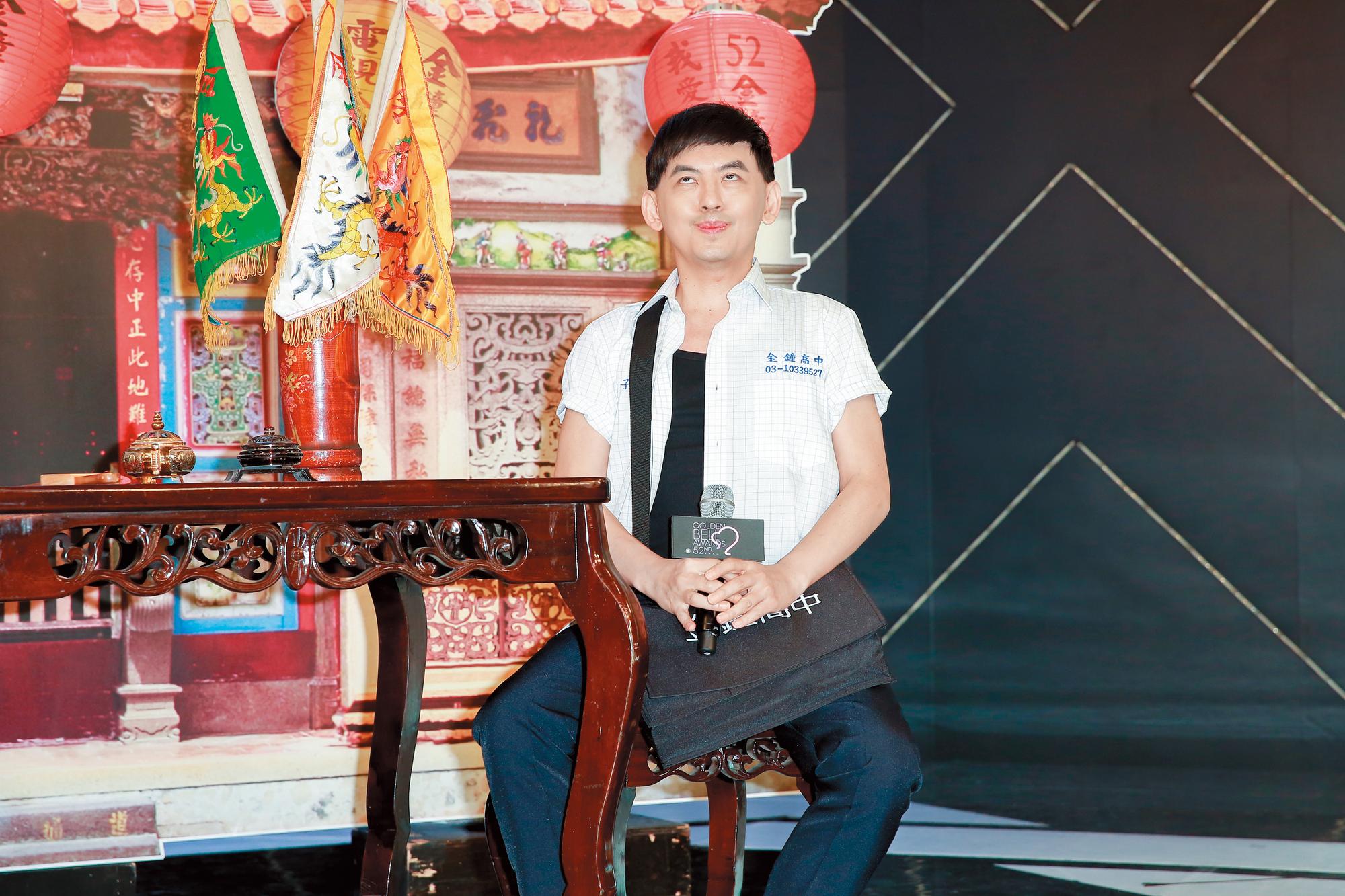 勝利組黃子佼翻白眼腿開開，力展他中年男人的魅力。「宥勝惹佼」一案落幕，女友孟耿如已經避跟宥勝同戲。