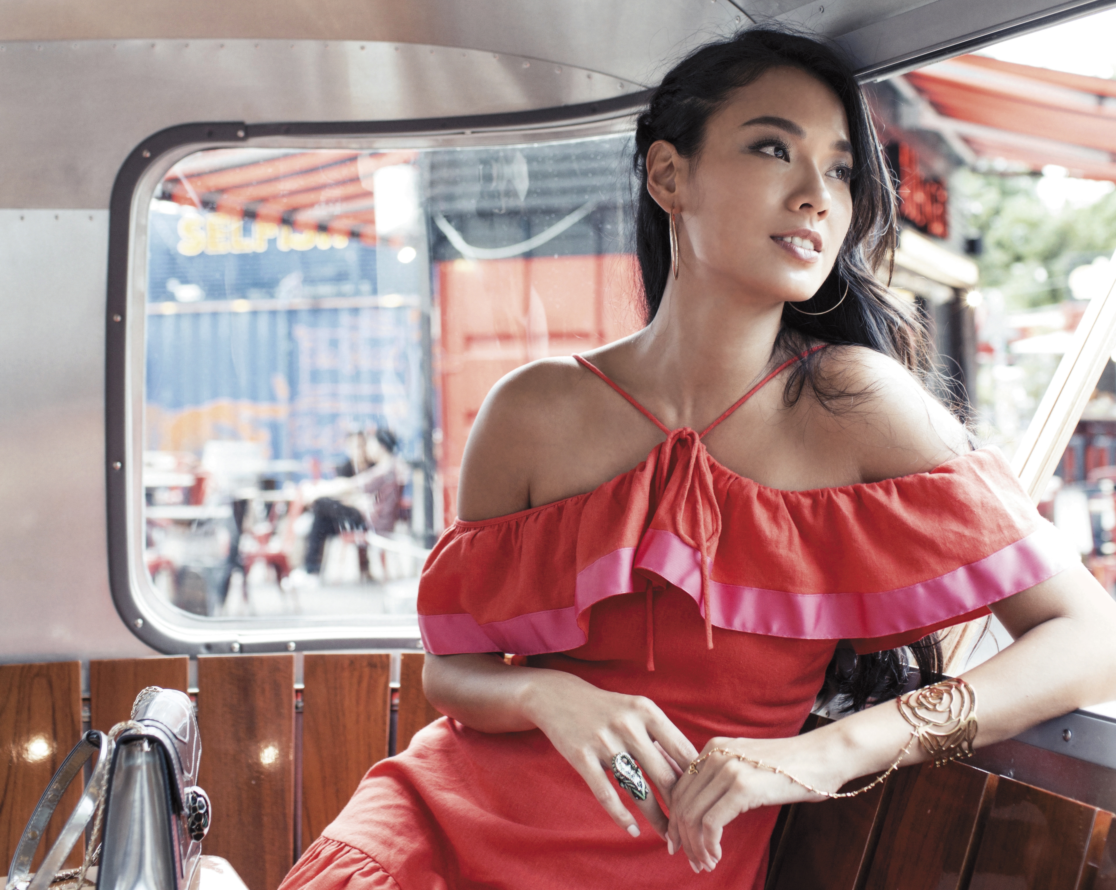 網路買的紅色露肩洋裝，約NT$4,500。Lucy's金色大圓圈造型耳環。廠商贈送