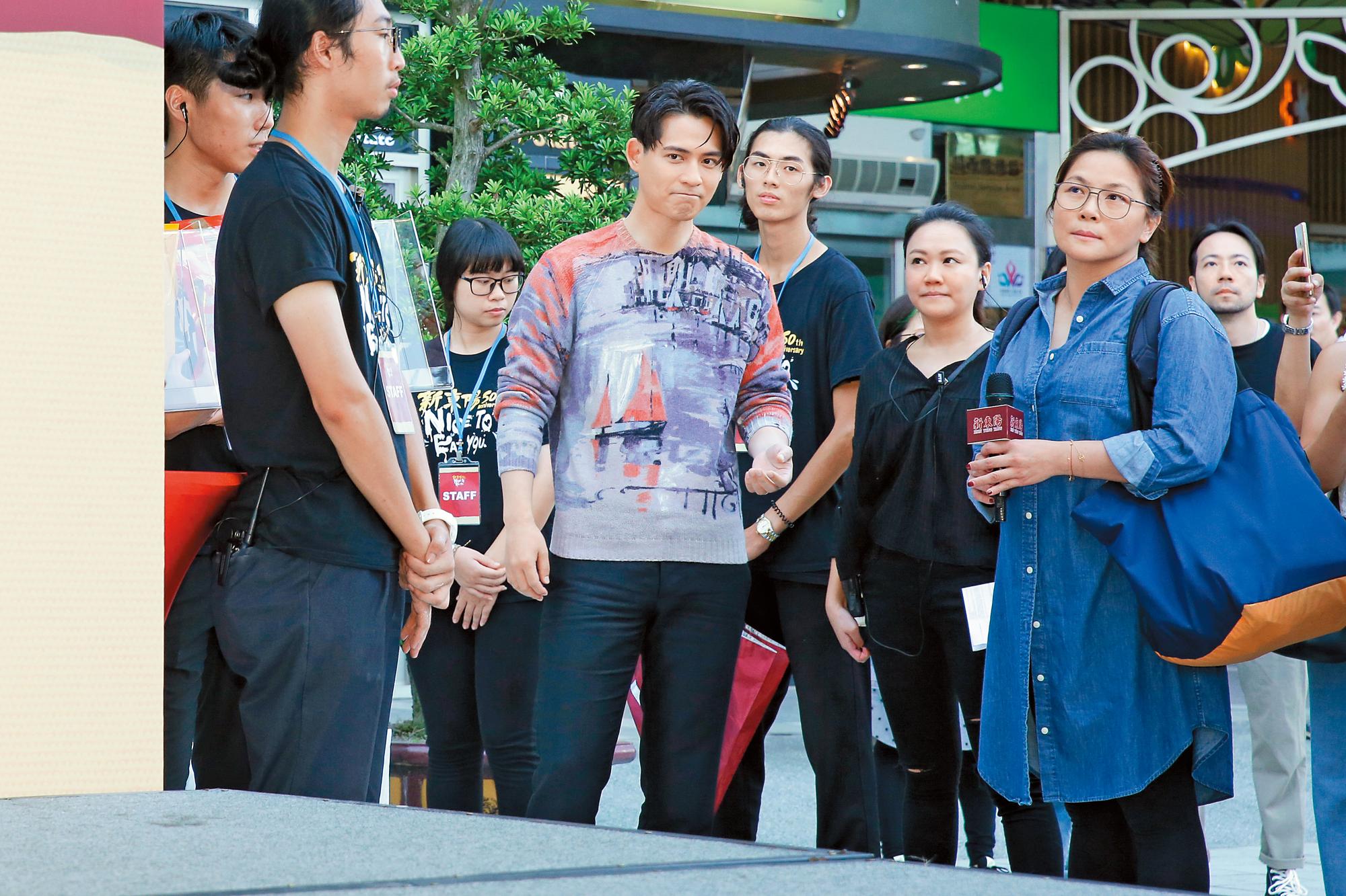 同場活動，明明仔仔（周渝民）才是主角，但他發揮不過小8，只有乾瞪傻眼的分。