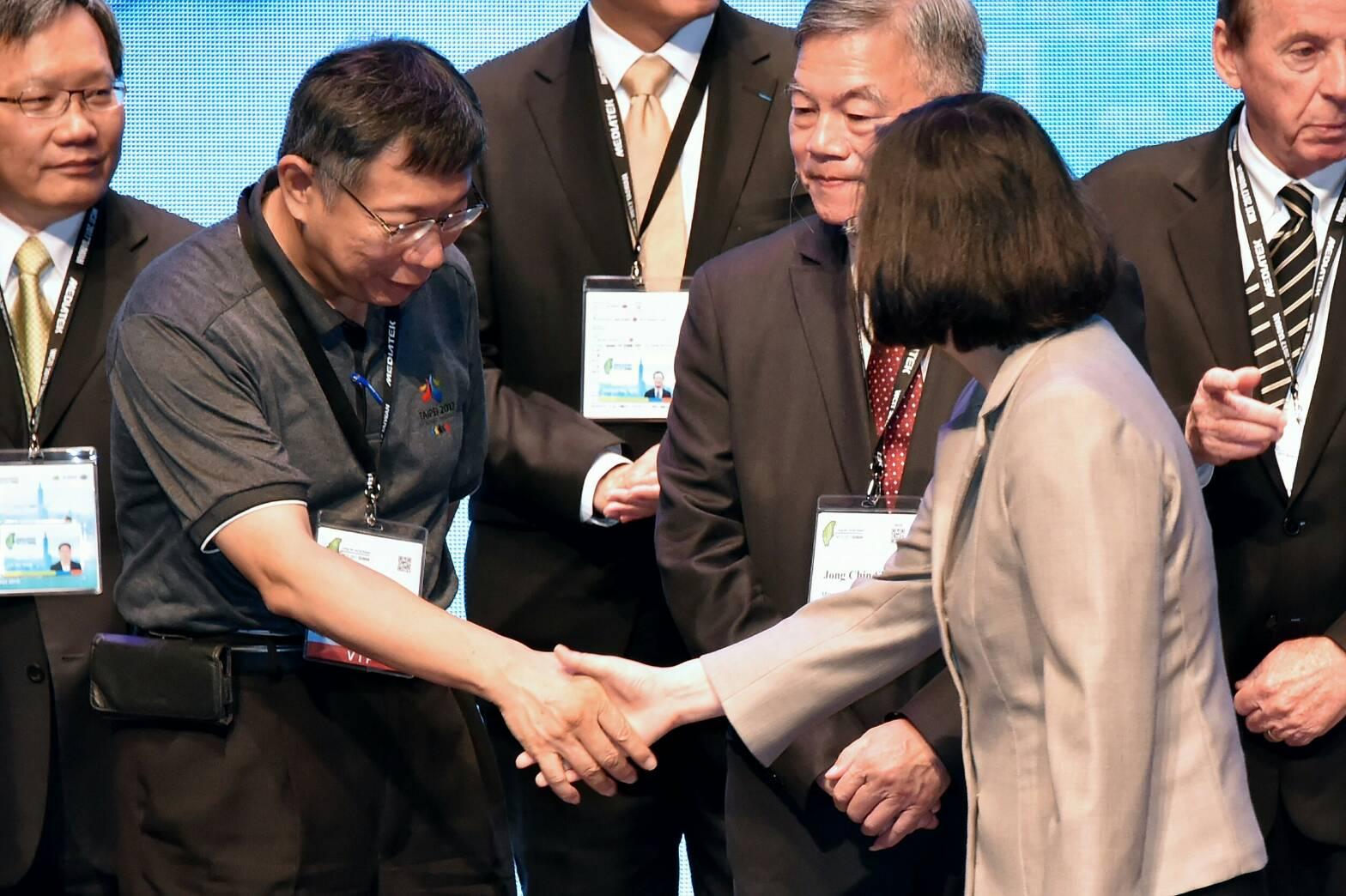 柯文哲上午出席WCIT 2017開幕式,與總統蔡英文同台,兩人握手後就未再交談。