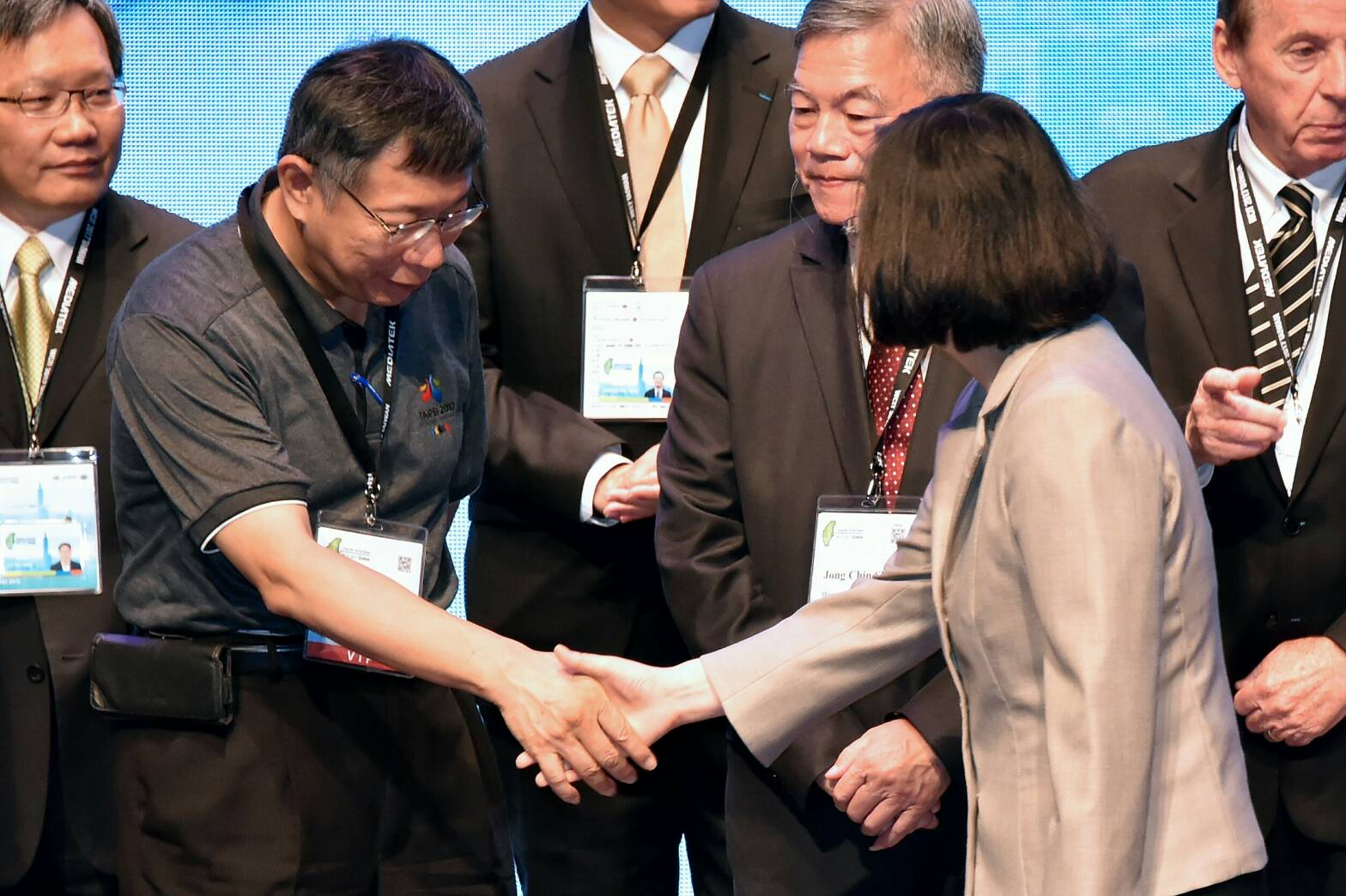 柯文哲上午出席WCIT 2017開幕式，與總統蔡英文同台，兩人握手後就未再交談。