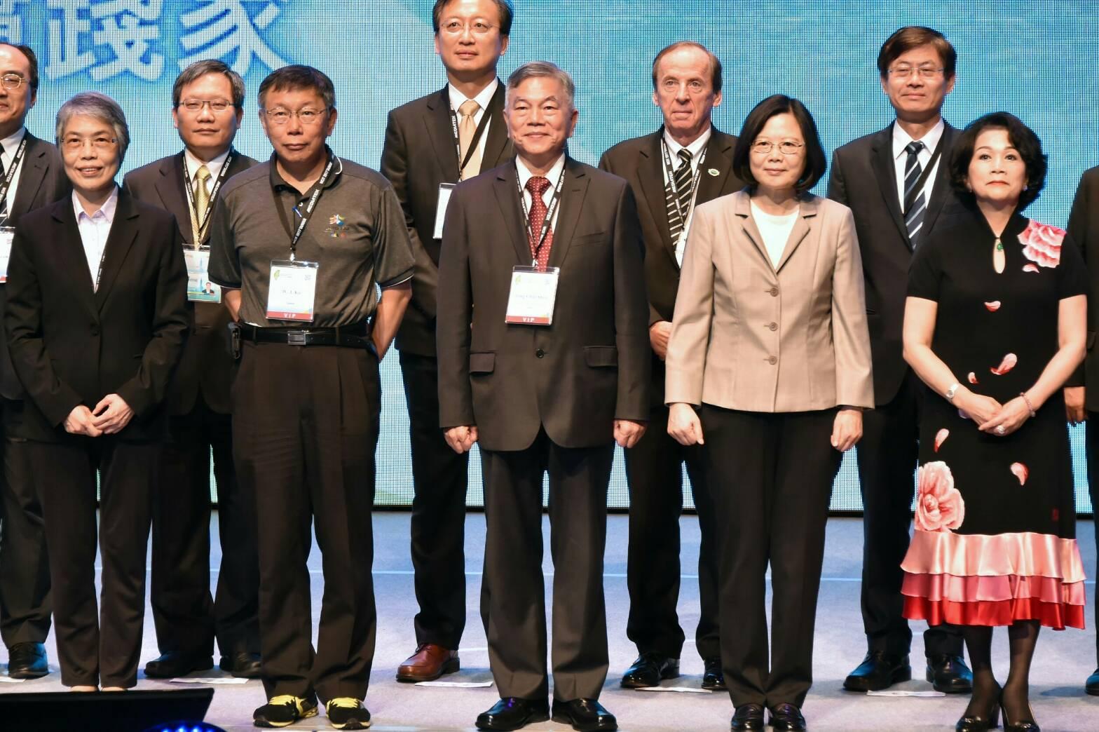 柯文哲受訪坦言,(2020選總統)想了一下就排除掉了,因為這很難,而且不負責任。