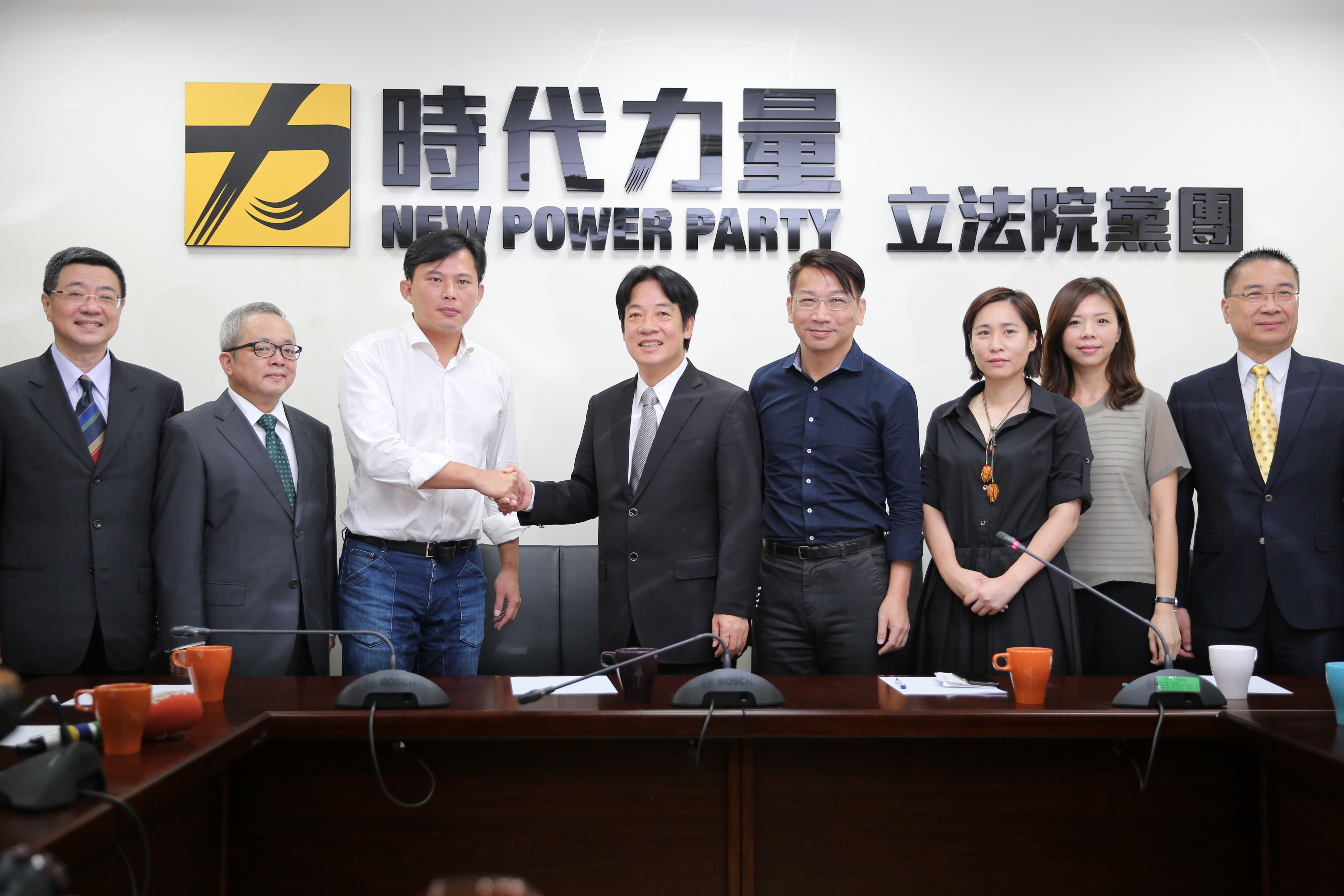 賴清德今早拜會時代力量黨團，包括時代力量黨主席黃國昌、總召徐永明、立委高潞以用、洪慈庸都到場。