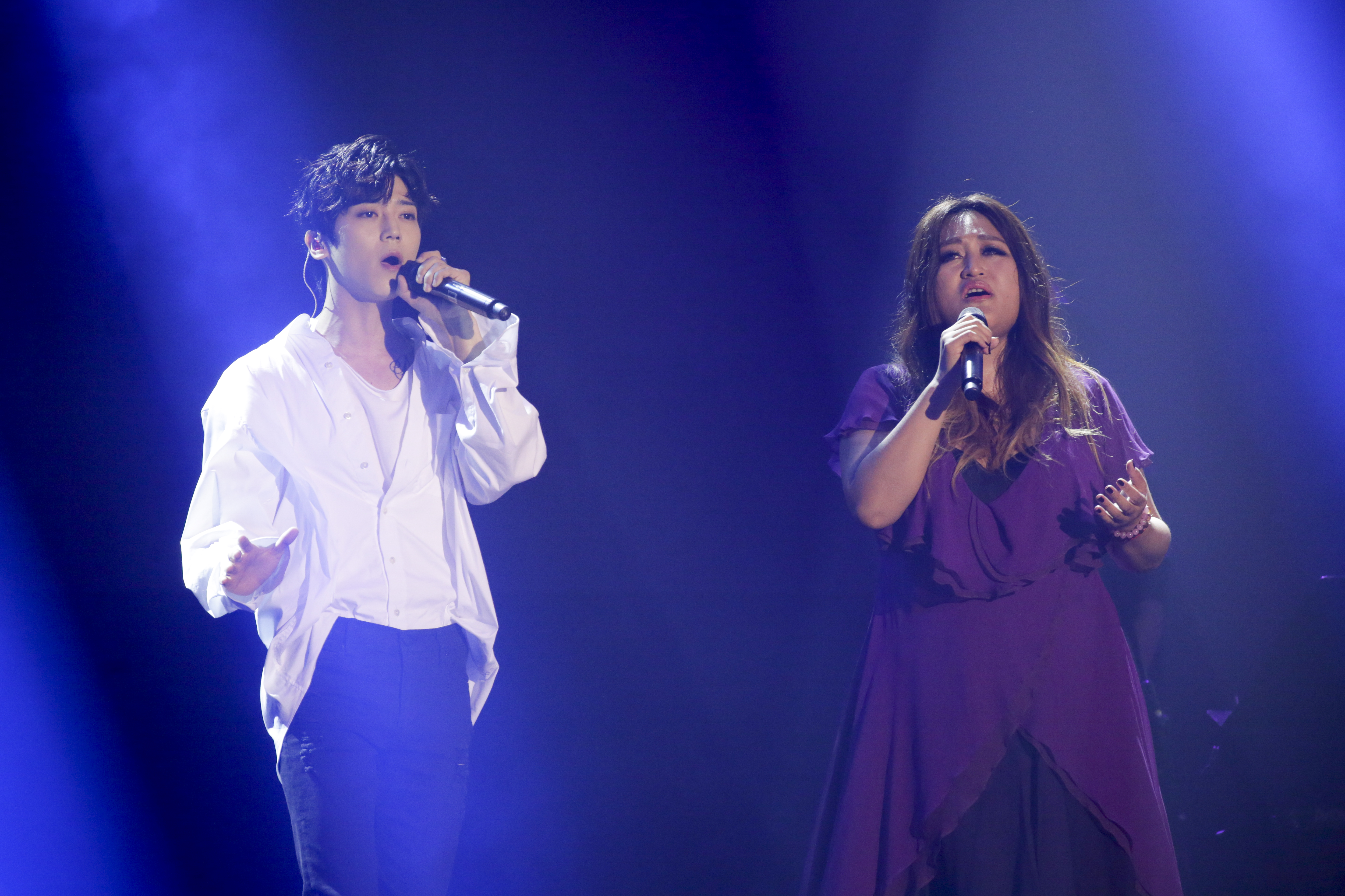 家家與「男神」畢書盡合唱〈一眼瞬間〉。