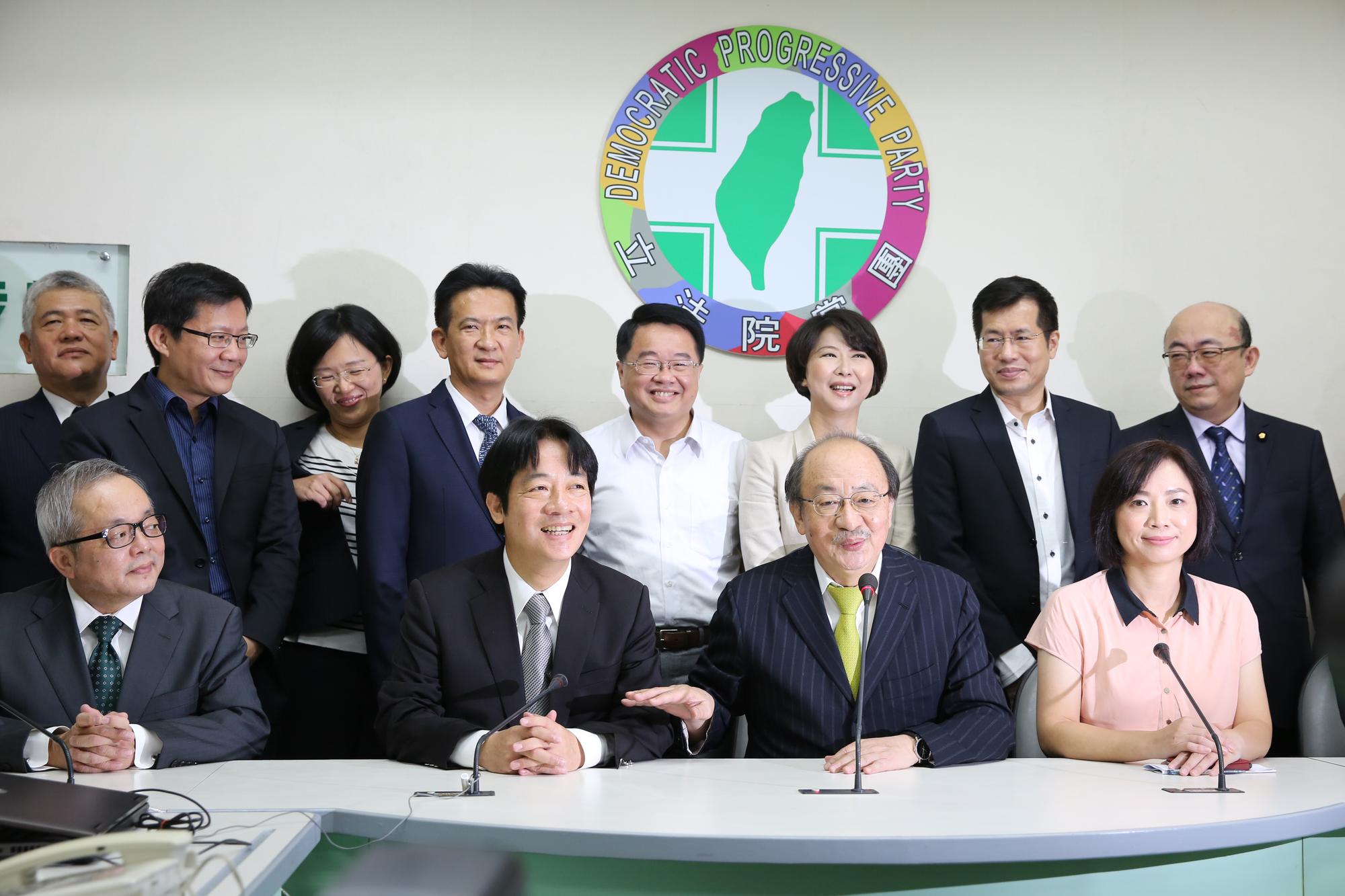 賴清德拜會民進黨團,有意參選明年市長的立委羅致政、吳秉叡、陳亭妃、林俊憲等人都出席。