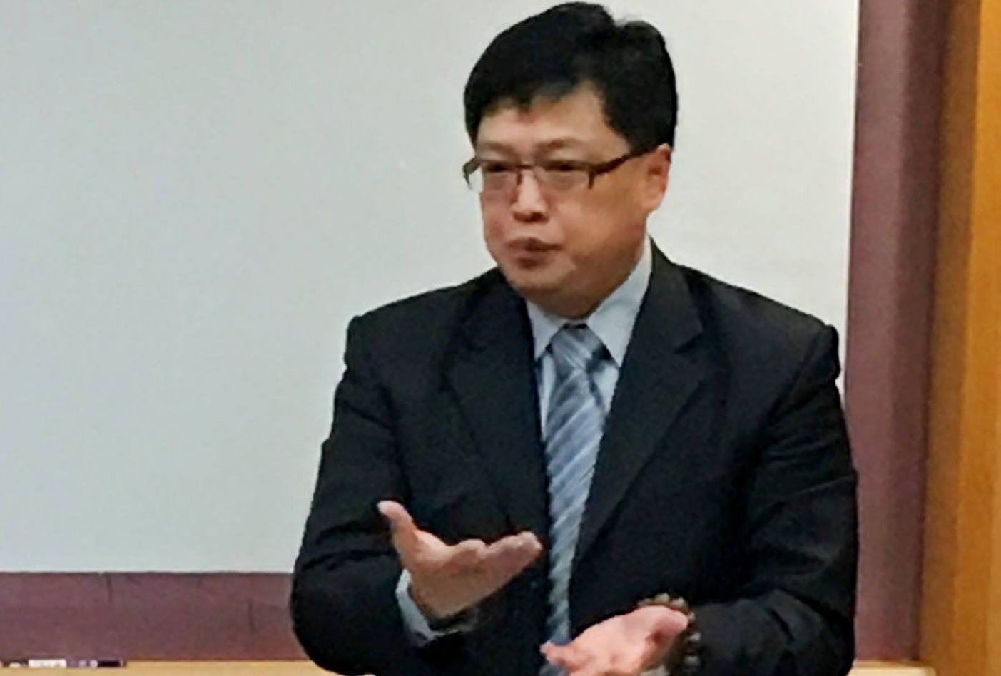 NGO工作者李明哲遭中國以「顛覆國家政權罪」逮捕、起訴，湖南岳陽中級法院今天審理，李母郭秀秦委請律師胡原龍（圖）一同出席。 （翻攝自圓融法律事務所）