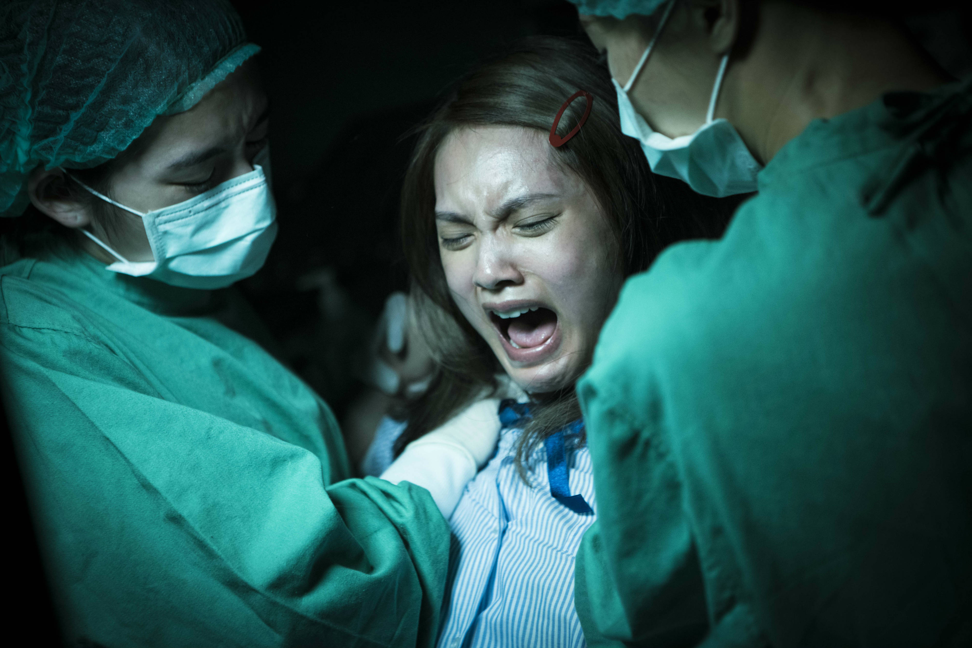 楊丞琳被5位護士壓在生產台上，聲嘶力竭大聲喊，拍完之後感覺跑了好幾K。