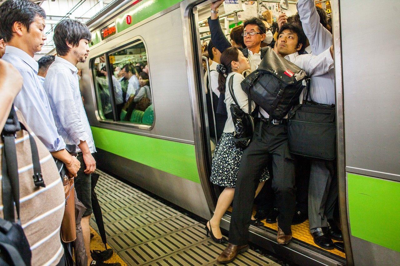 每到上下班尖峰時刻，東京的通勤列車，總能看到乘客擠爆門口的景象，正因為列車內實在擁擠，難免肢體碰撞，「鹹豬手」糾紛也經常上演。