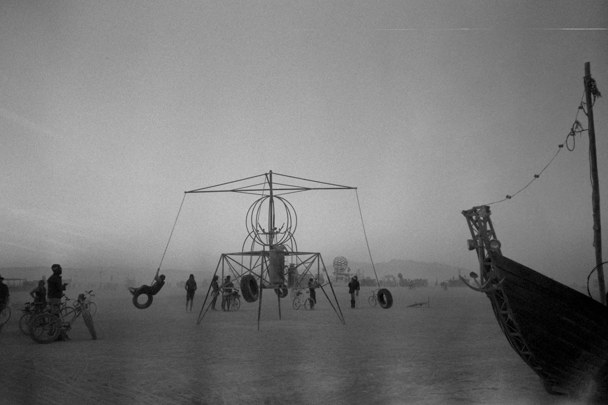 去年的Burning Man，和兩位聽語障朋友以肢體語言共度一段時光，分享空中旋轉木馬。