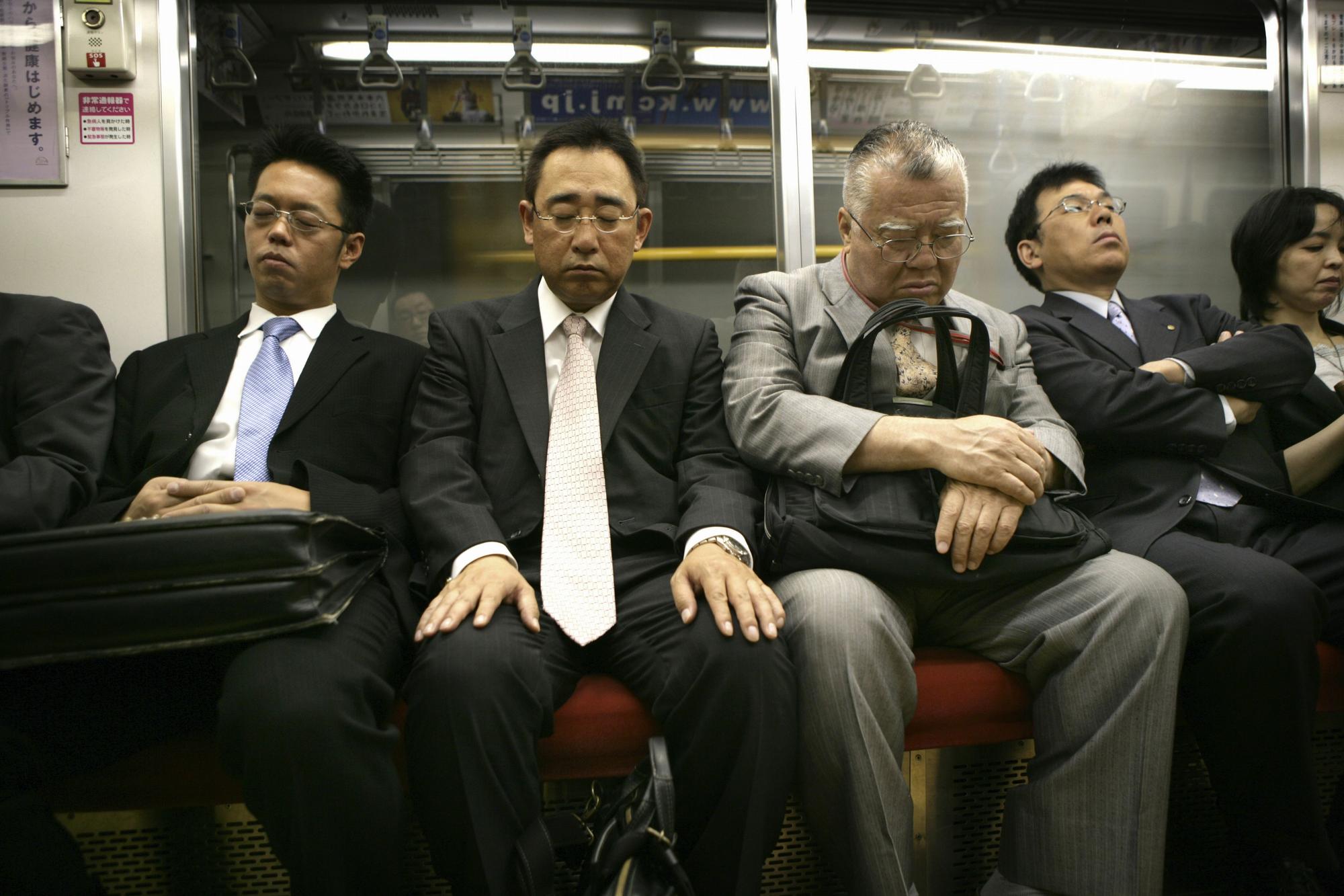 為防範捲入「電車痴漢」糾紛,日本出現了「色狼冤案保險」,由於近來日本發生數10起色狼跳軌逃逸事件,保險申請件數,從4月份42件,激增到6月份2,222件。