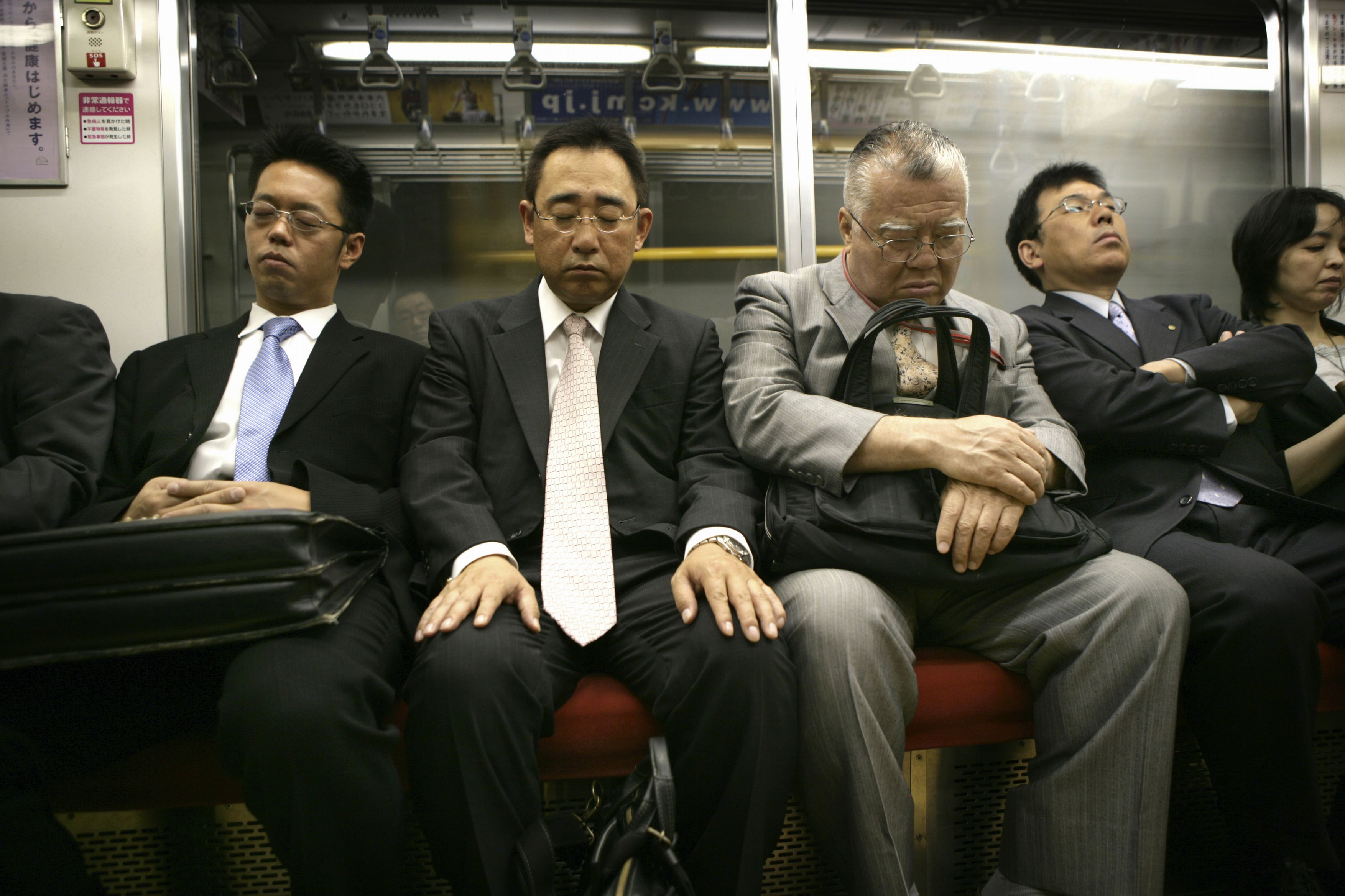 為防範捲入「電車痴漢」糾紛，日本出現了「色狼冤案保險」，由於近來日本發生數10起色狼跳軌逃逸事件，保險申請件數，從4月份42件，激增到6月份2,222件。