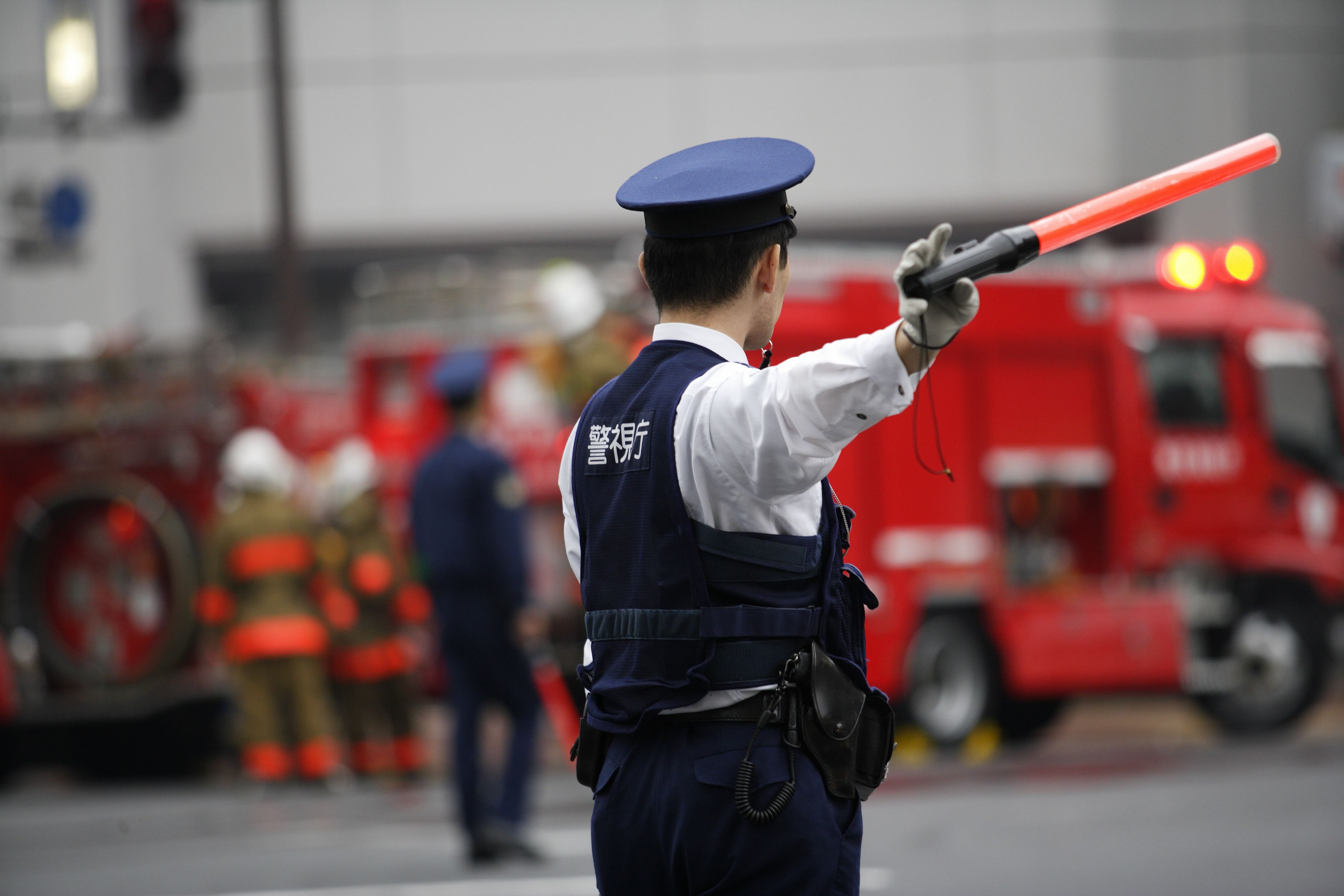 日本的「代用監獄制度」,賦予警察局拘留嫌犯與裁量的權利,由於拘留期間最長可達23天,再加上「電車癡漢」案件通常缺乏事證,只要拘留就很可能被起訴,有些被冤枉的嫌犯,會為了避免後續訴訟選擇認罪,繳罰金結案。