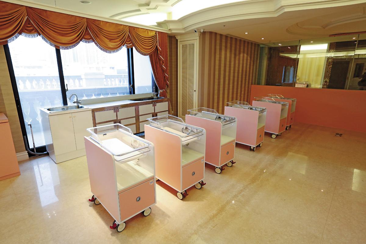 豐富建設董事長黃珮縈帶本刊參觀建案內部，已有空間改為嬰兒室，看來確實要轉經營月子中心。