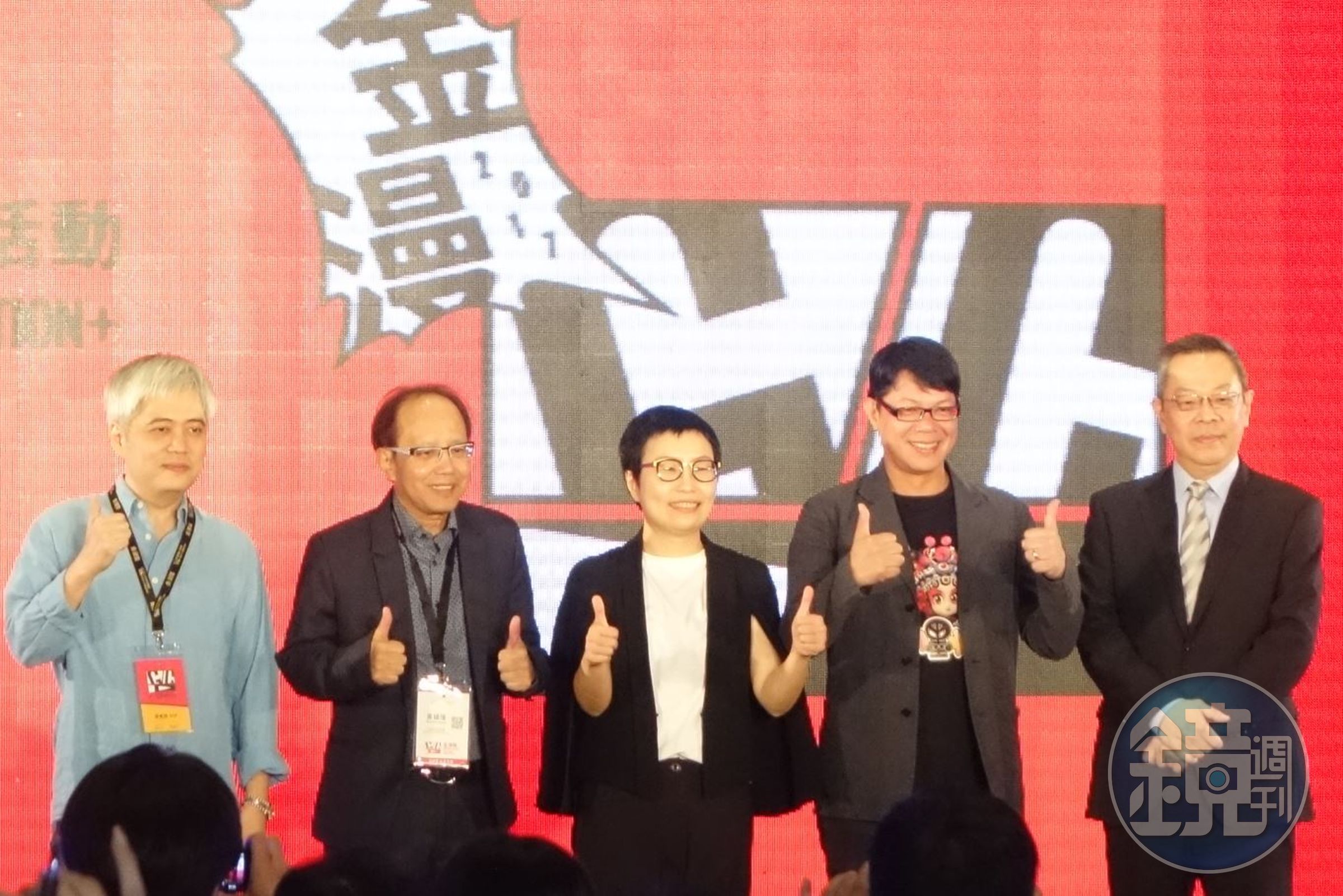 金漫獎頒獎嘉賓：漫畫家常勝（左一）、尖端集團執行長黃鎮隆（左二）、漫畫家林政德（右二）。