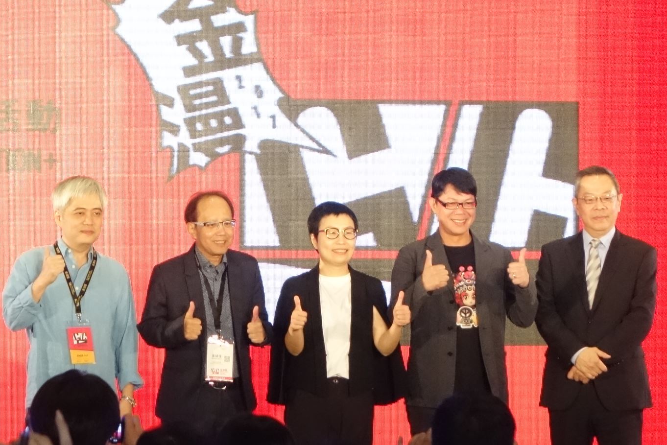 金漫獎頒獎嘉賓：漫畫家常勝（左一）、尖端集團執行長黃鎮隆（左二）、漫畫家林政德（右二）。