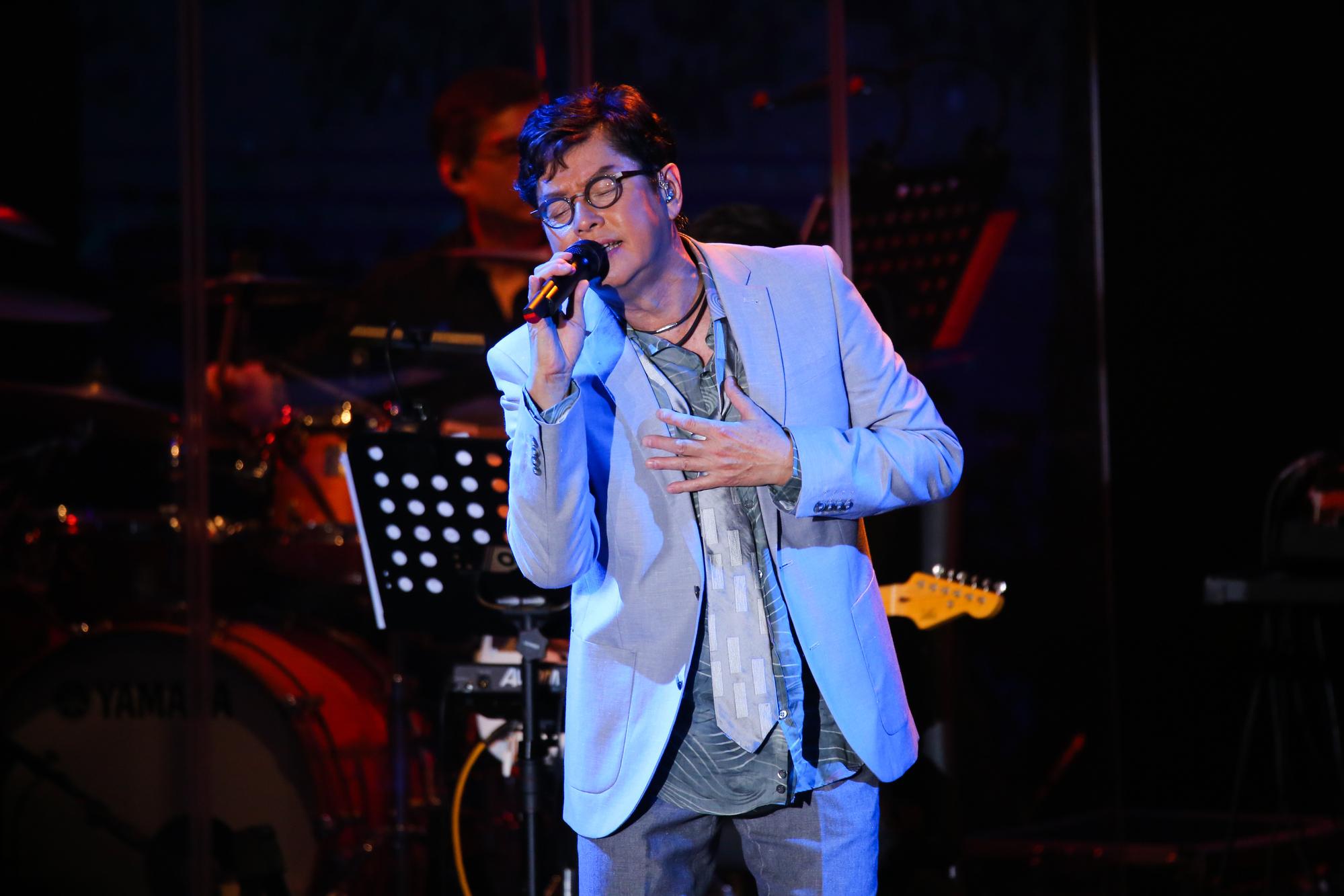 譚詠麟澳門開唱，端出出道40年的經典歌曲嗨翻全場。