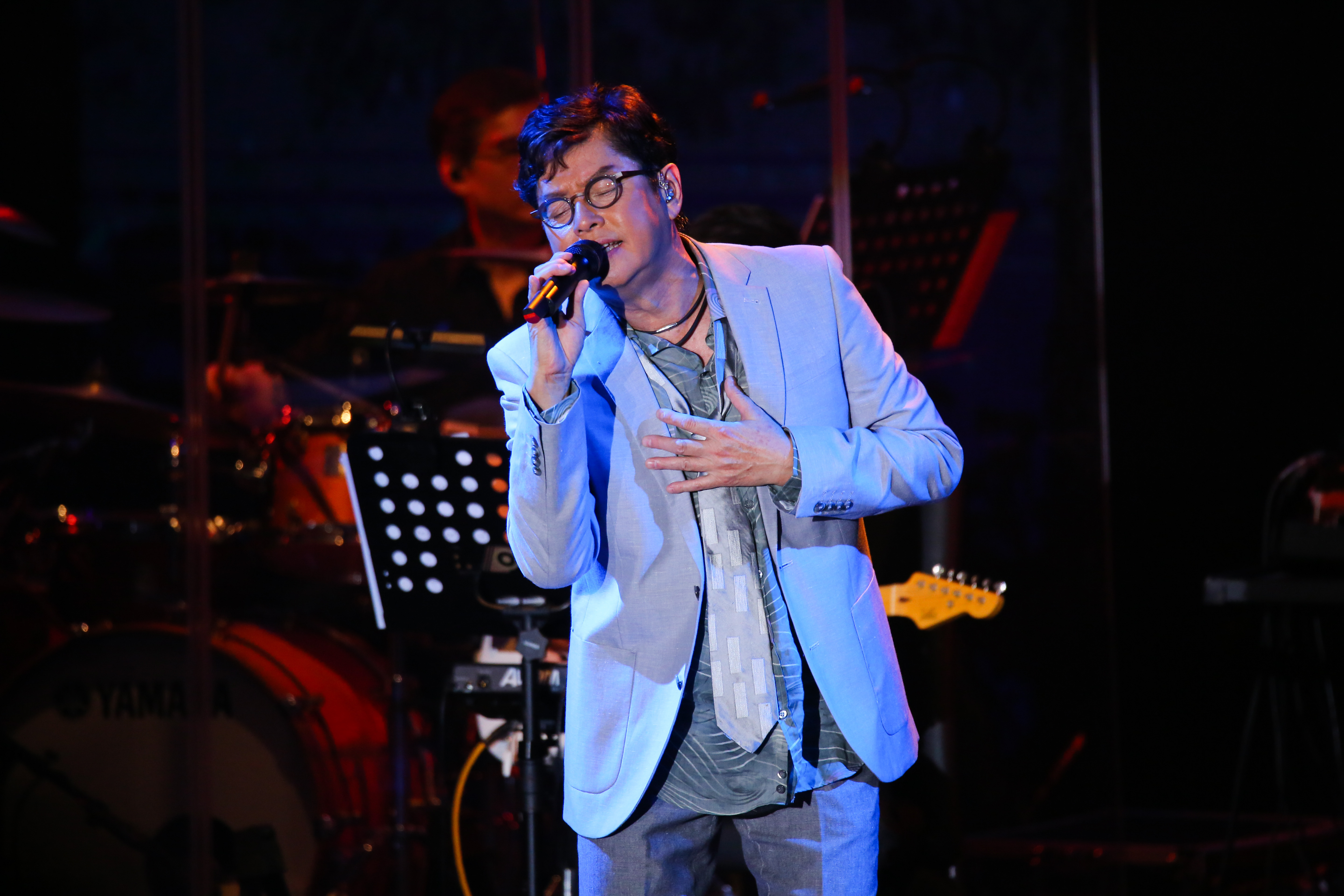 譚詠麟澳門開唱，端出出道40年的經典歌曲嗨翻全場。