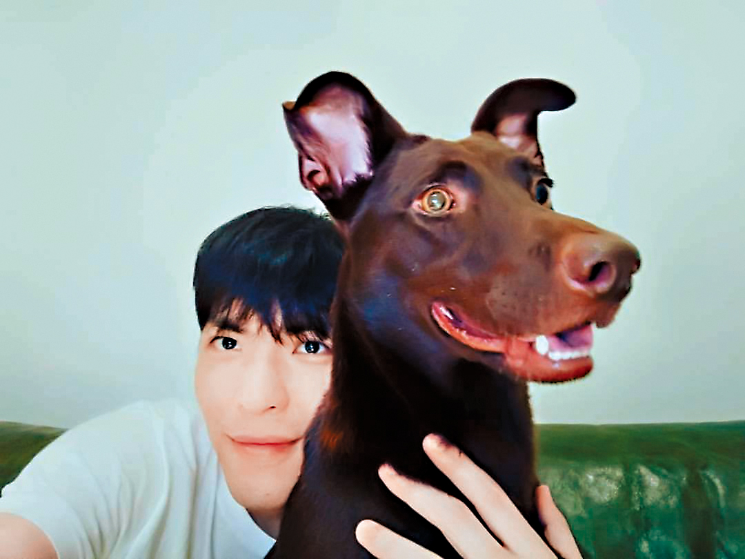 蕭敬騰與新認養的毛小孩「咖啡」，經過一夜相處，終得信任。（翻攝自蕭敬騰臉書）