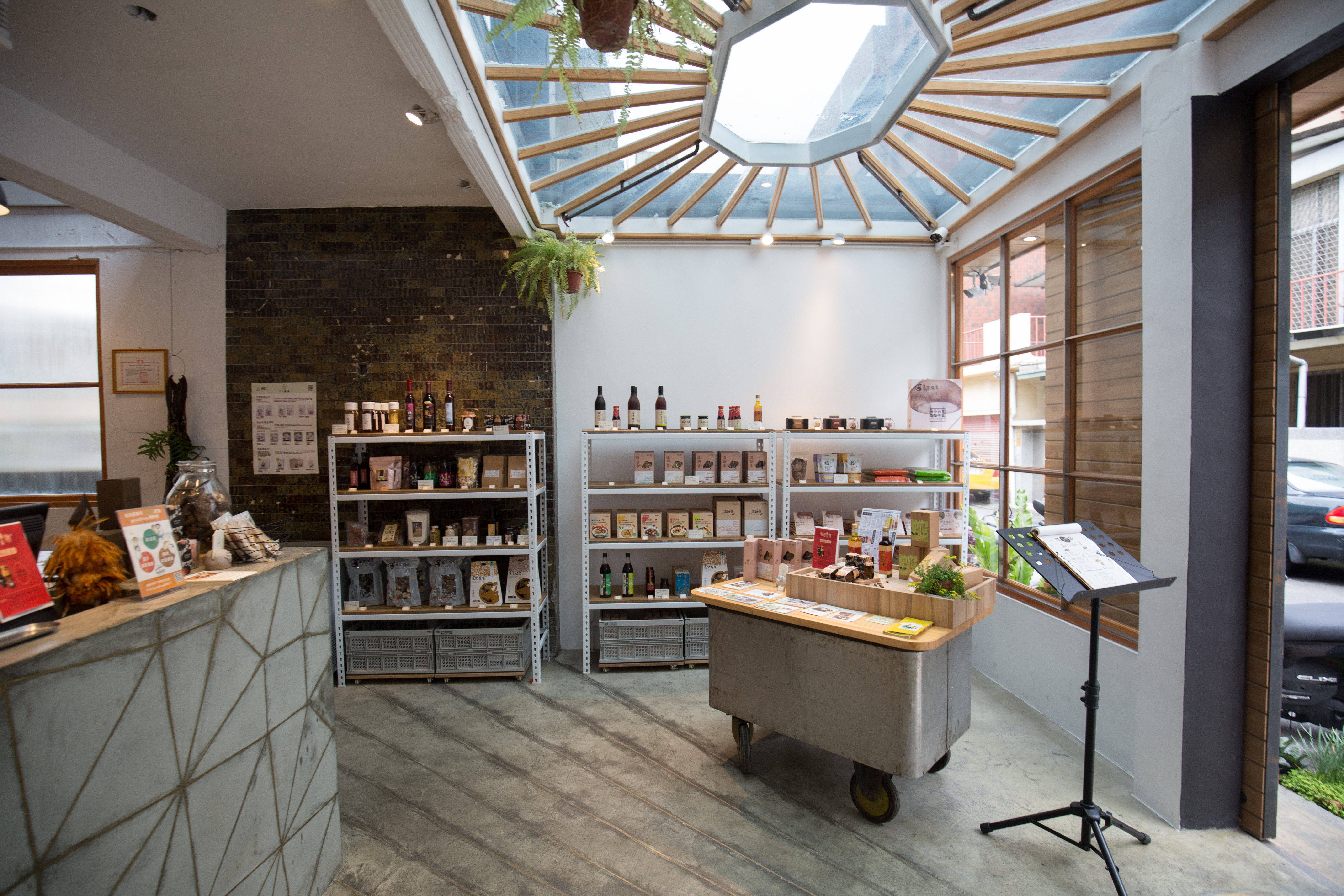 在台中市區「冒出頭來」的「菇事所 good thing」，是台灣香菇主題餐廳，也是說著香菇故事的故事館。