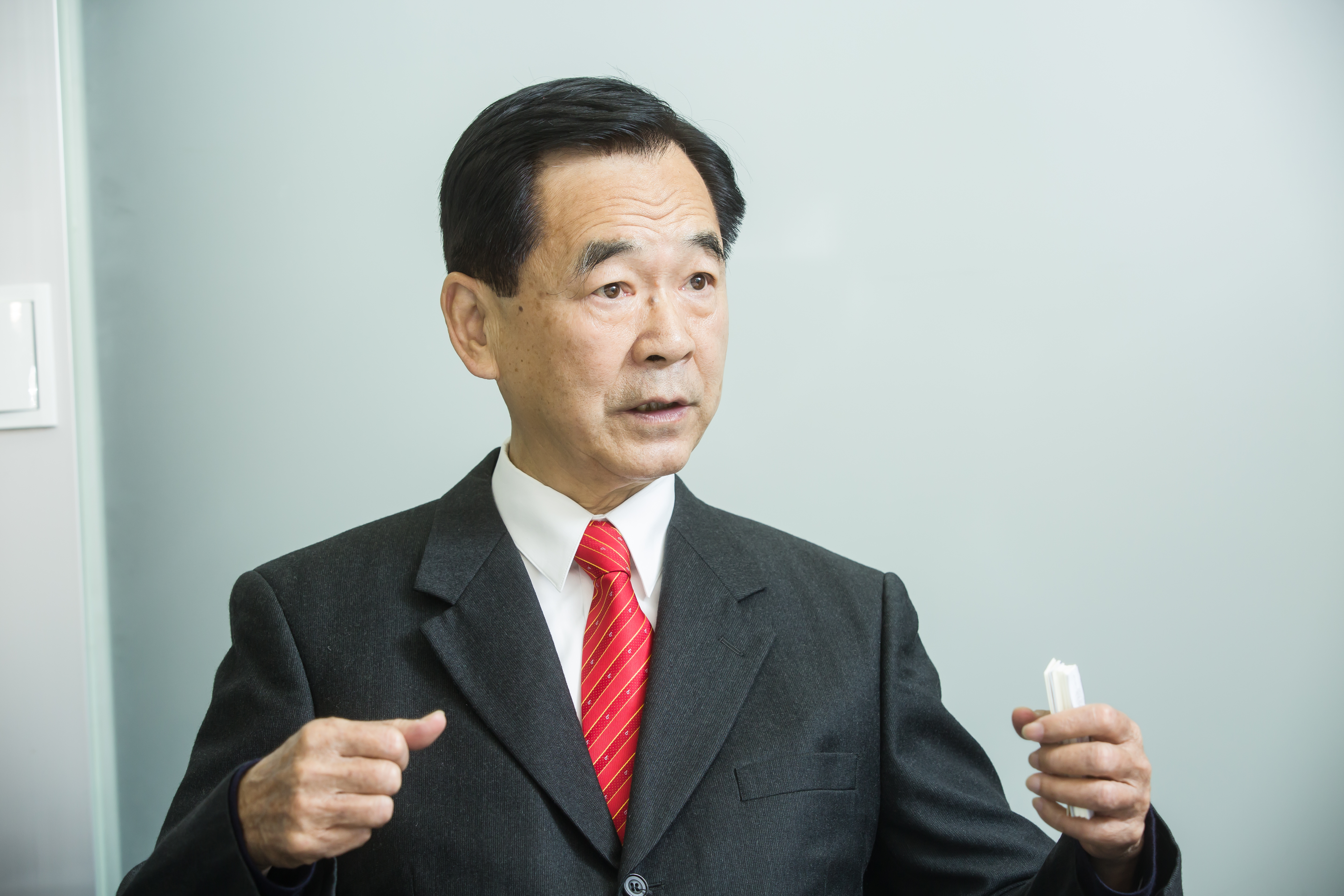 東森房屋董事長王應傑開建設公司，要買破盤價的土地，蓋最便宜的房子來搶市。