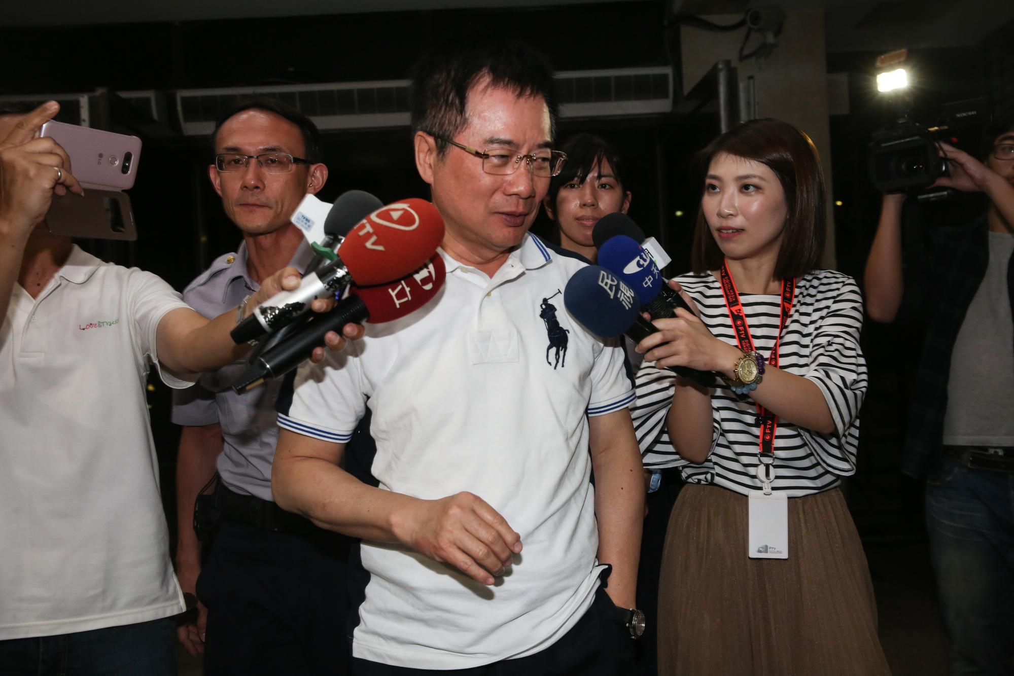 涉嫌侵吞中影減資款,蔡正元向檢方說,全案是政治力介入。