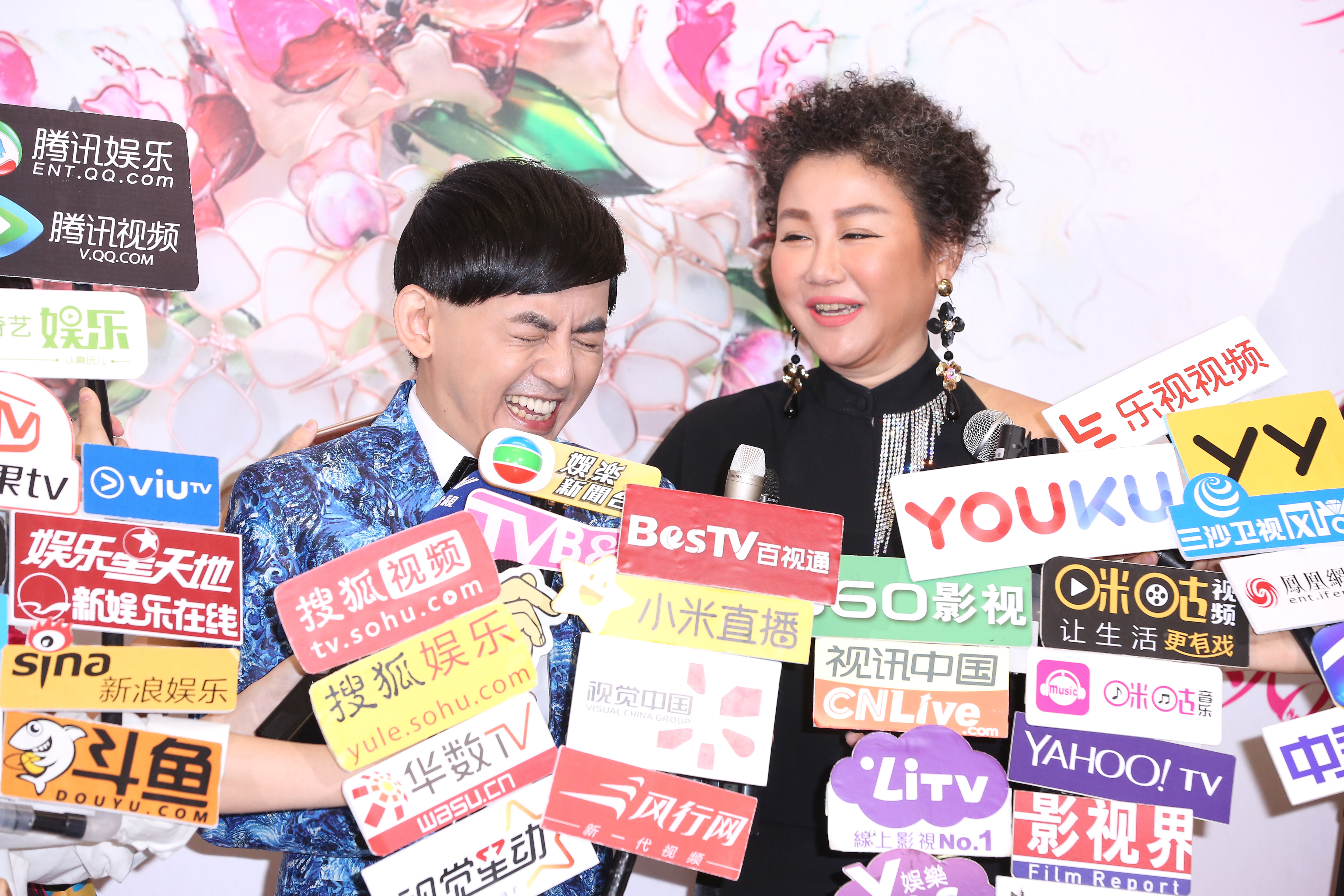 藍心湄和黃子佼出席2017《女人我最大賞》頒獎典禮，洩黃子佼10多年前就用襪子當鞋墊，讓黃子佼哭笑不得。