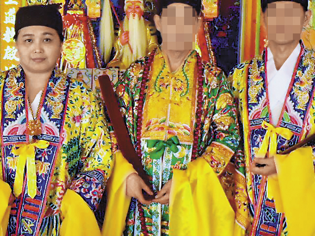 吳坤錦(左)穿著道袍,儼然一派宗師,私下卻做些詐欺吸金之事。