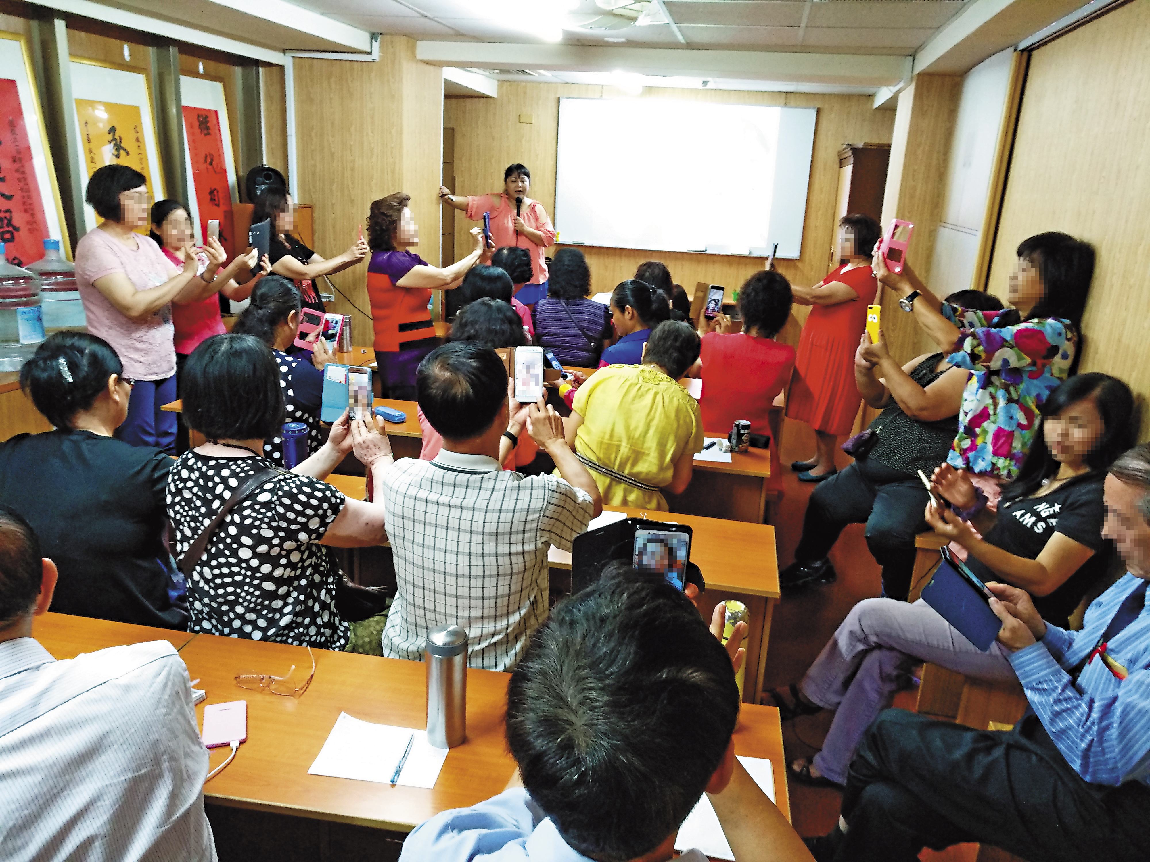 吳坤錦挾「首皇互濟集團」北中南到處開說明會，吸引更多人加入老鼠會。