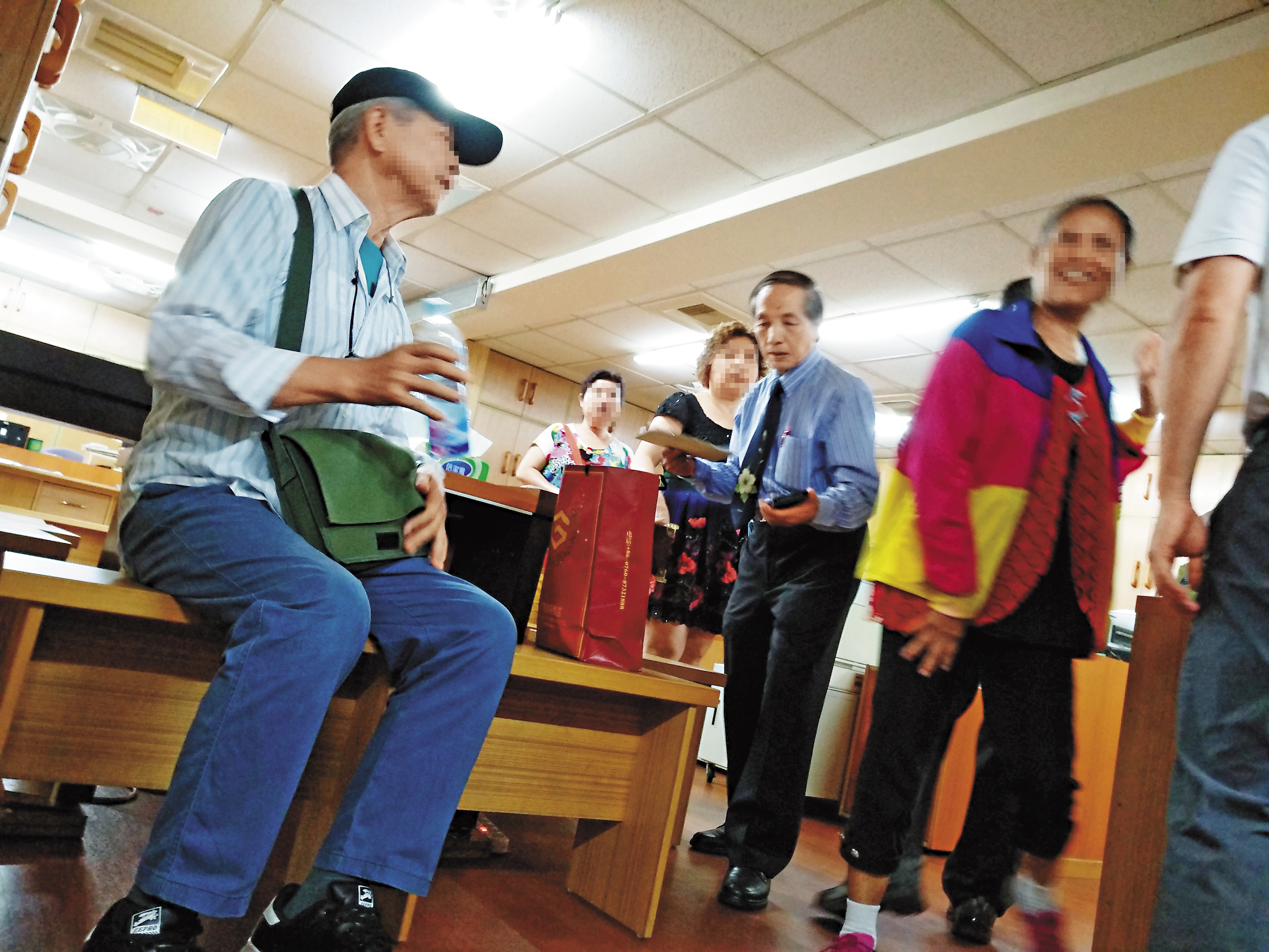 首皇負責人溫文隆（中間著襯衫打領帶者）將「紫竹林玄門總會」轉型成直銷老鼠會，但會員一樣領不到錢。